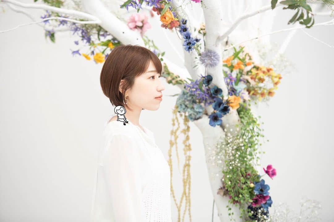 関取花のインスタグラム：「アー写が新しくなりました。どすこいちゃんもいる！   photo: AZUSA TAKADA(@azusatakada_photographer) styling: YUKA MORIYAMA(@nepnep111) hair&makeup: KYOKO KAWASHIMA(@kawashimakyoko3」