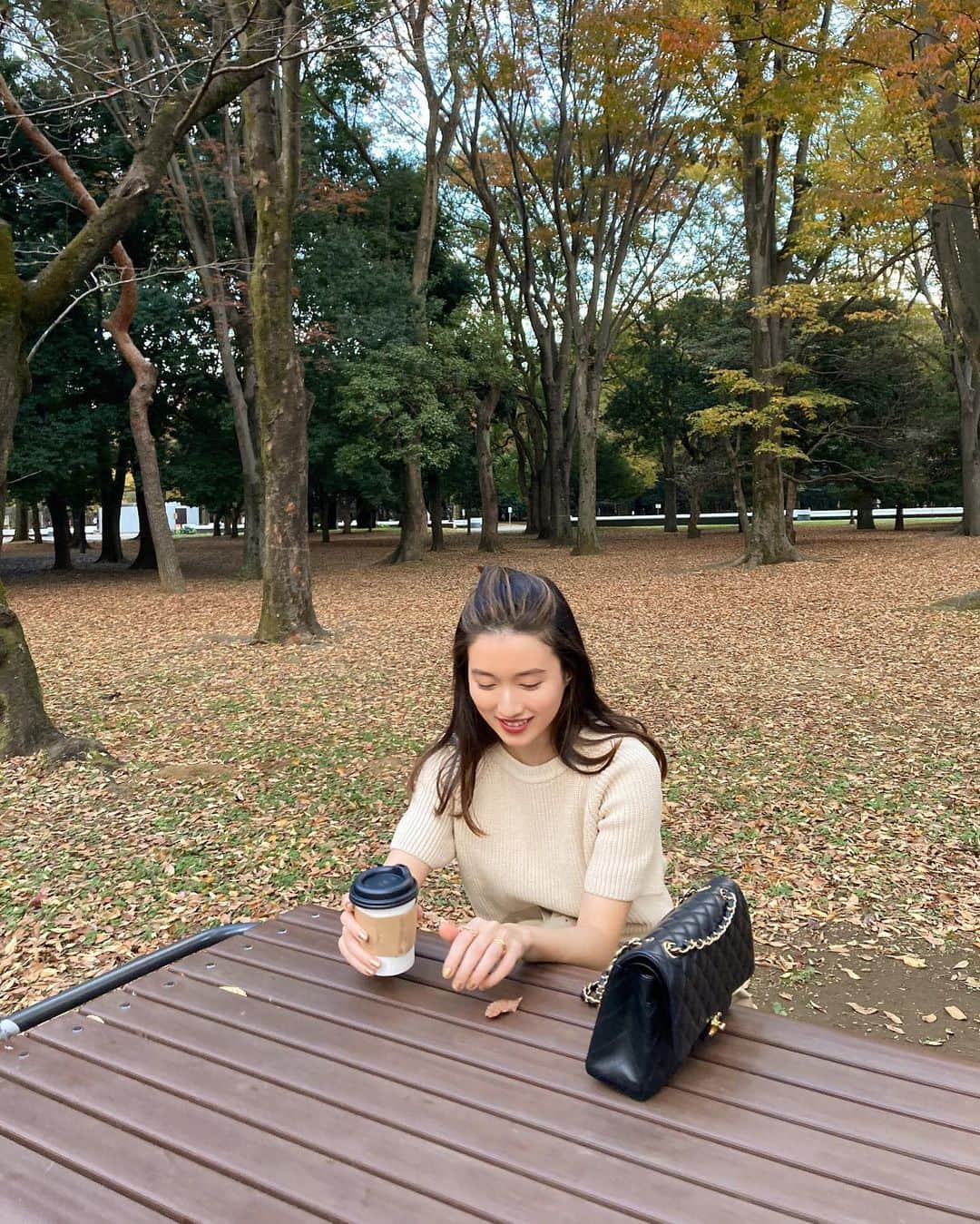 吉竹美聡のインスタグラム：「以前ストーリーに載せた #ヘアクリップ  かなり前にアクセサリーショップで買ったもので (ご質問いただくのですがお店の名前も覚えておらず、、)  ヘアバンドなど使ってアレンジする事も楽しい今は、 片付けして再会した久しぶりの アイテムにときめくこの頃です👸🏼☁️🎀」