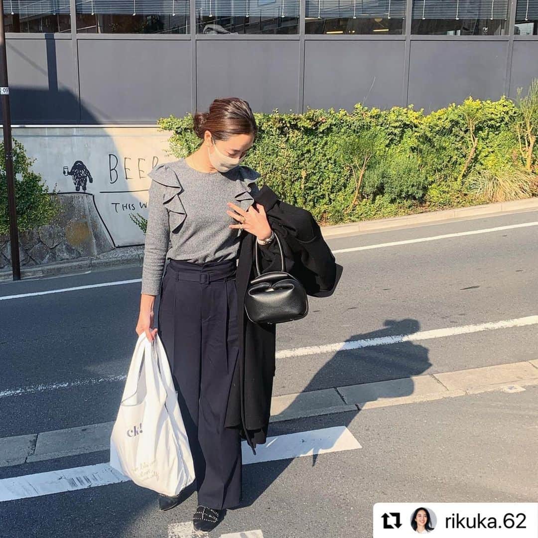 BORDERS at BALCONYのインスタグラム：「六夏様✨素敵にお召しいただきありがとうございます👀🤍🖤🤍  #Repost @rikuka.62 with @make_repost ・・・ お兄カメラマン②。  さっきの投稿後ろ姿の中はこんなでした。 いつもディテールが本当に綺麗な @bordersatbalcony_official のトップス！に　@the9shop_211 × 伊勢丹三越のサブbag。そんなことより  受験生、毎朝と夜、英単語を私がテストしてる今なんだけど(中３の勉強ともなると、そんなことしか協力できない🥶)  この後ろのBEERの文字。  あれは？と聞いたらまさかの 熊！！！！🐻と答えたお兄🤣🤣 おいっ。大丈夫かっ受験生w。　　  #riccascloset  #riccaミニマムクローゼット」
