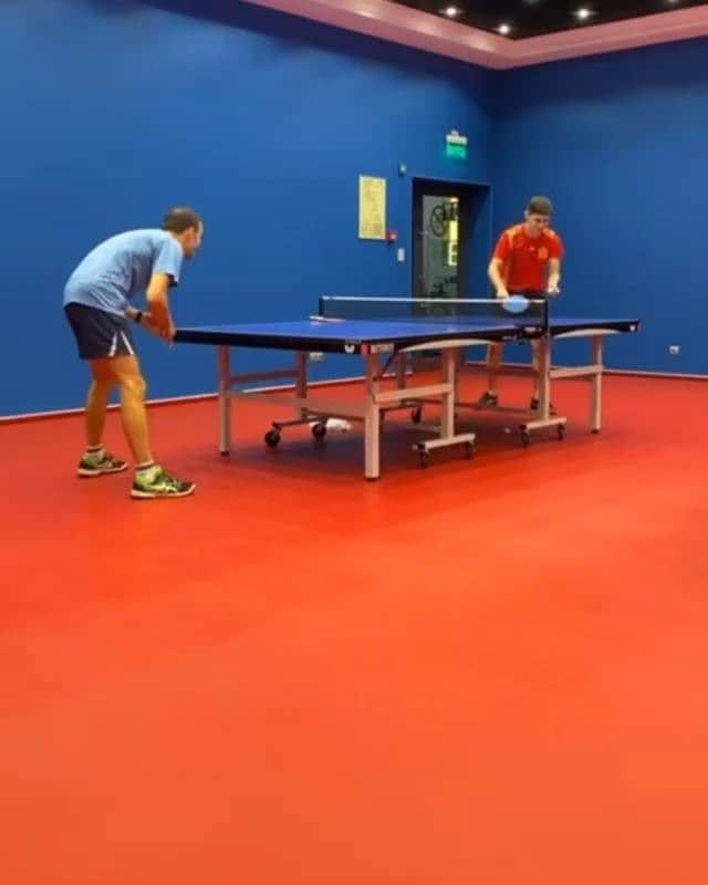 のインスタグラム：「Who else loves a cheeky rally like this with your mates? 🤪  Describe this rally with one emoji! ✌️  #tabletennis #wtt    🎥 Credits: @shamilka_」