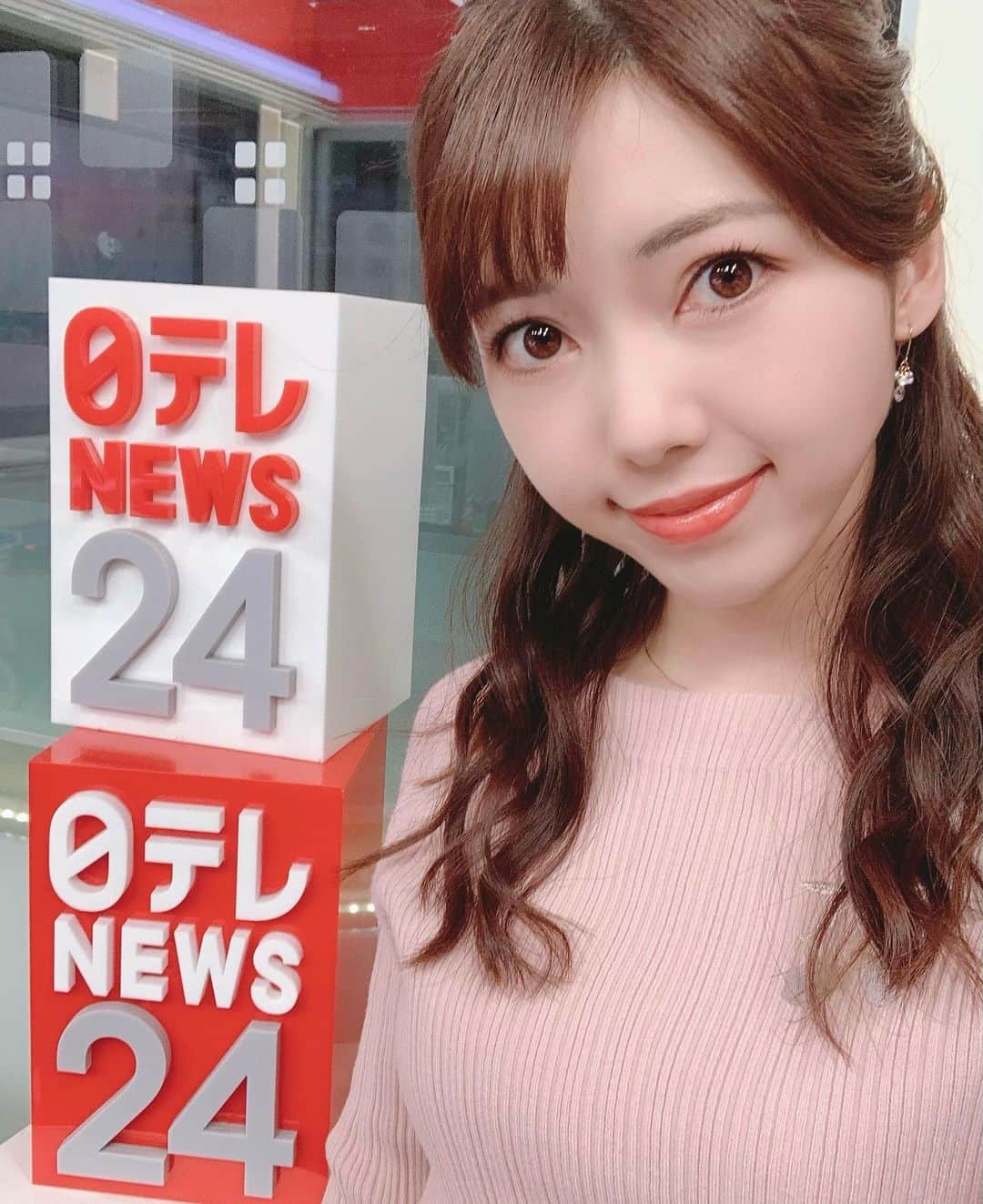 川又智菜美のインスタグラム：「今回はスタジオ内でも💁‍♀️💕﻿ ﻿ 1枚目だと隠れてしまってるんですが﻿ 左肩のところにポイントで﻿ お花がはいっていて可愛かったです🌸﻿ ﻿ こうして違う場所で撮ると﻿ 照明で結構色味がちがうのがわかりますね😳﻿ 👗 @willselection_official」