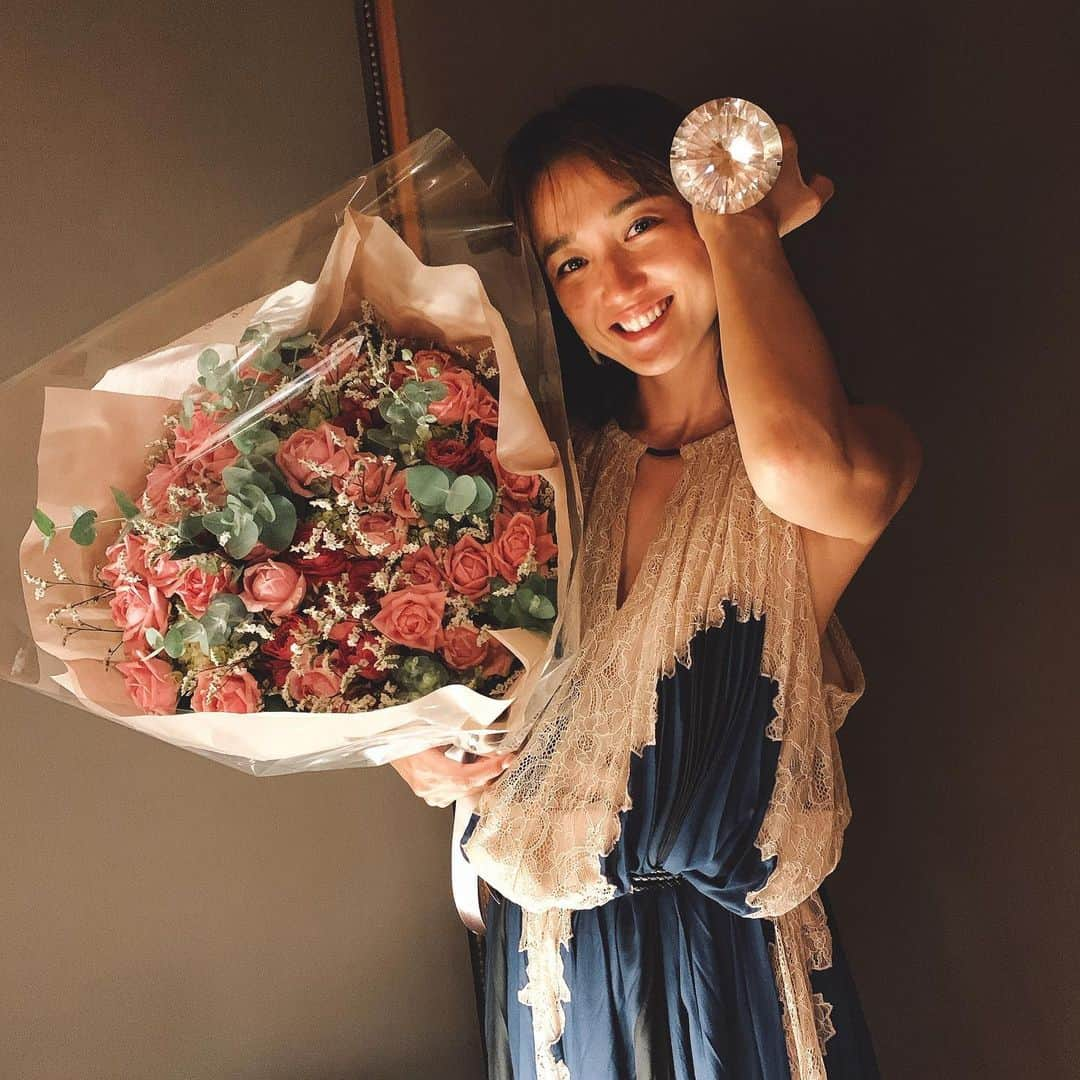 神田咲実のインスタグラム：「皆さんありがとうございます🥰 たーーくさんのお祝いメッセージで 幸せいっぱい🧡  本当に幸せものだなぁと 実感しています☺️✨  笑顔いっぱいで みんなに恩返しできますように💫 　　　　　  #IsaidYES💍  #よし仕事しよ」