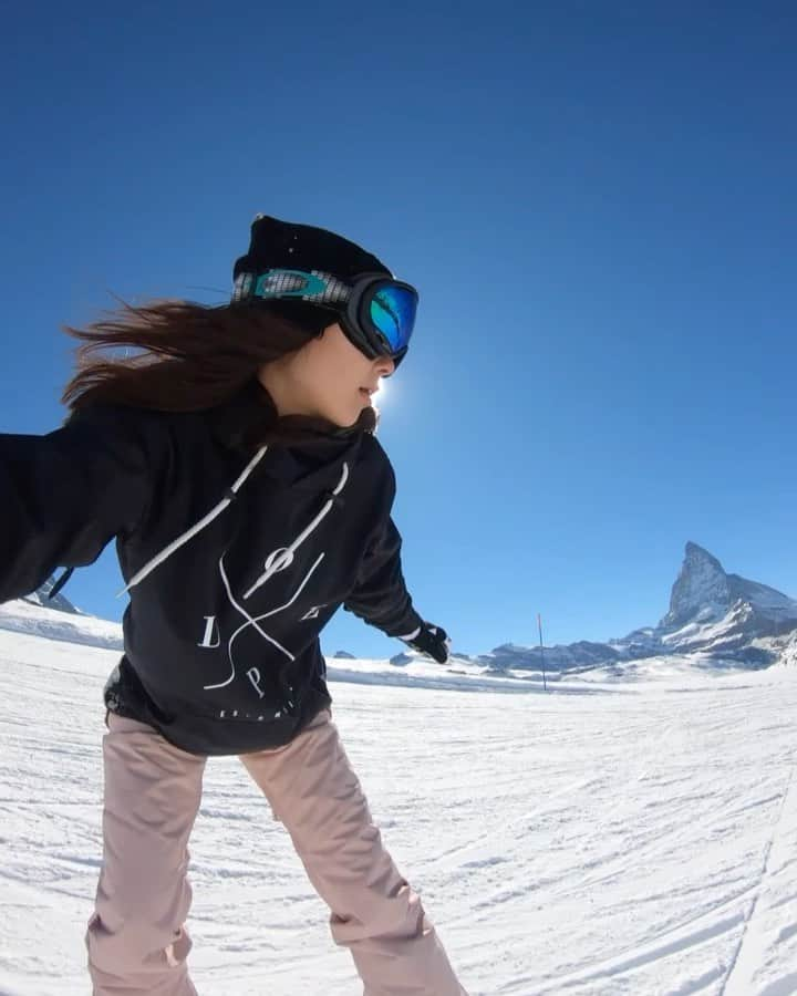 harunaのインスタグラム：「絶景を見ながらスノボ🏂❄️ スイスまた行きたいな😆 動画見ると改めてGoProのステビライザー機能のすごさに感動🥺 なにも編集しなくてもこんなになめらかー✨✨ さすがです🥰❤️ @goprojp @gopro @oakleyjapan  #goprojp #hero9 #zermatt」