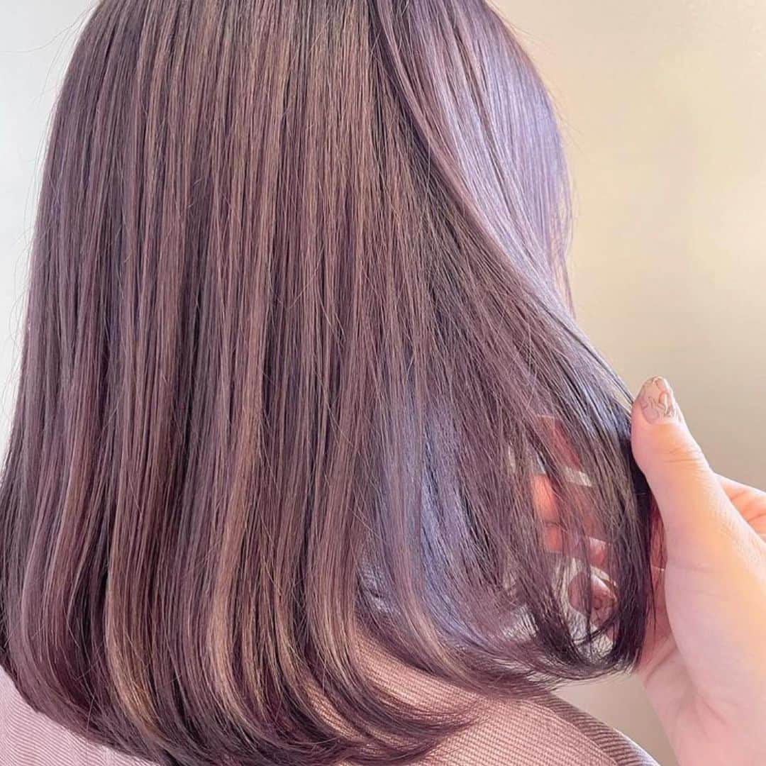 美容室ZACCさんのインスタグラム写真 - (美容室ZACCInstagram)「透け感たっぷりの挑戦してみたい﻿ ハイトーンカラーをご提案🕊﻿ ﻿ #ラベンダーベージュ ﻿ #ペールピンク  #パープルグレージュ ﻿ #ラベンダーグレージュ ﻿ ﻿ 全てブリーチ2回〜です✴︎﻿ ﻿ 色落ちが楽しめたり、﻿ ケアブリーチでダメージ最小限でできます◎﻿ ﻿ ﻿ ぜひお任せください🗣﻿ stylist by ZACCraffine 溝口潤﻿ ﻿ @jun_mizoguchi  ﻿ ﻿ 何かご不明点あればお気軽に﻿ コメントお待ちしております✉️﻿ ﻿ ーーーーーーーーーーーーーーーーーーーーーーーーーー﻿ 🌿ご新規様限定キャンペーン🌿﻿ 〝スタイリスト指名無し〟で【✨初回20%off✨】﻿ ﻿ 　※スタイリスト指名ある方は対象外✂︎﻿ （スタイリスト選択画面でフリーを選択）﻿ ﻿ 【price（税別）】﻿ カット¥7,000→5,600﻿ カット+カラー¥15,500〜→¥12,400﻿ カット+カラー+トリートメント→¥22,000→¥17,600〜﻿ その他全メニュー対象（前髪カットのみ対象外）﻿ ーーーーーーーーーーーーーーーーーーーーーーーーーー﻿ 東京都港区北青山3-11-7 Aoビル4F﻿ 表参道駅B2出口　徒歩30秒﻿ ☎︎03-5468-5882﻿ ﻿ ﻿ #美容室#表参道#zacc#韓国風ヘア#韓国ヘア#ハイトーンボブ #ハイトーンカラー #ケアブリーチ #ケアブリーチカラー #ハイトーン #ハイトーンベージュ #グレージュカラー #ピンクヘアー #ミルクティーベージュ #ミルクティーグレージュ #透明感カラー #ブリーチカラー #トレンドヘアカラー #色落ちも楽しめるカラー #ラベンダーカラー #カラーリング #ヘアカタログ #グレージュ #透け感カラー #表参道美容室 #ザック」1月27日 18時24分 - zacc_hairsalon
