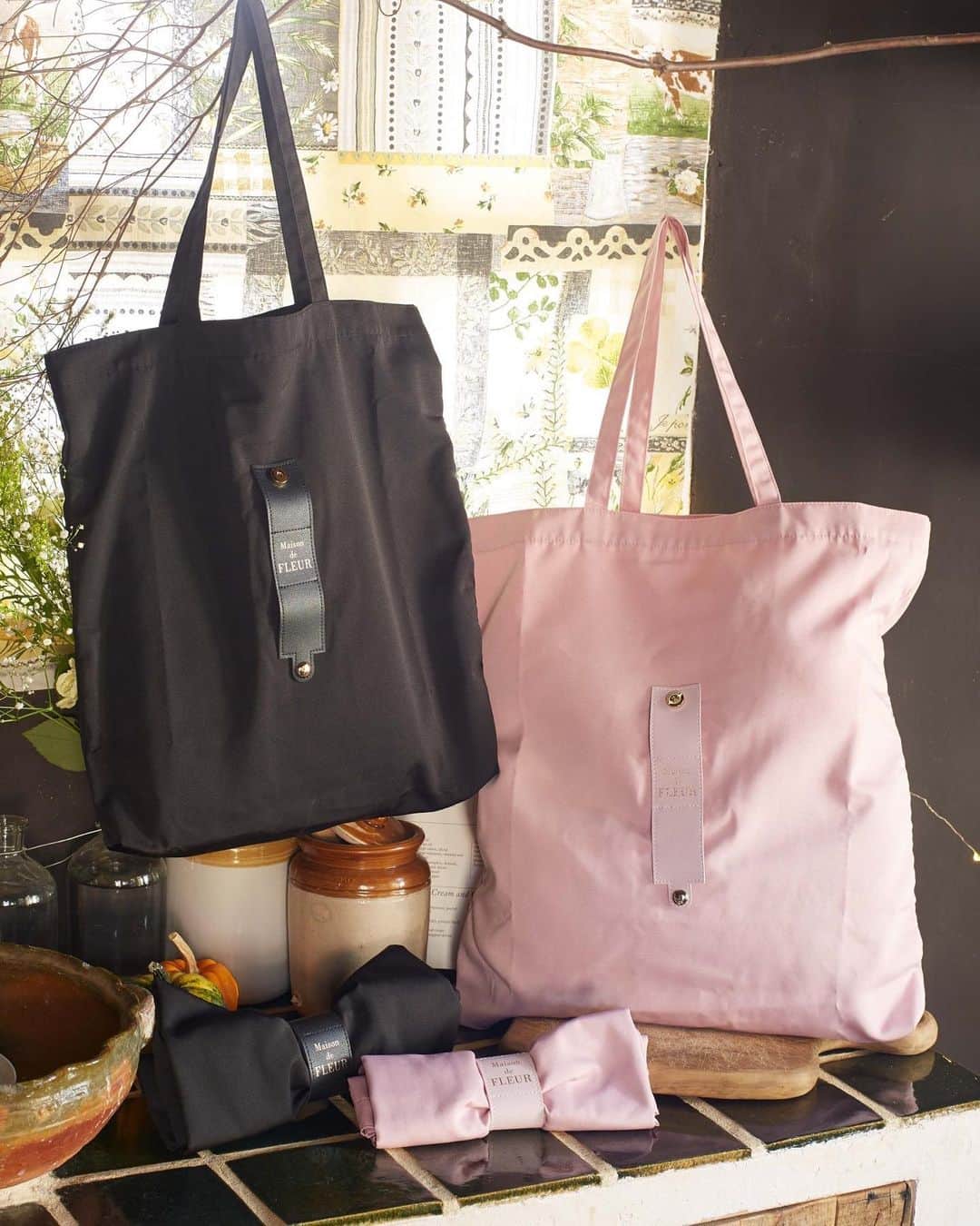 のインスタグラム：「. ＼エコバッグも可愛く♪／ . 全国ショップにて Maison de FLEUR  オリジナルエコバッグが好評販売中です✨ . もはや生活の必需品であるエコバッグ。 . 大人気のダブルリボントートと同じデザインの ブランドロゴエコバッグをはじめ、 花柄、プリントデザイン、 コットン生地のロゴバッグ、 折りたたむとリボン型になるバッグなどなど...♪ . お好みのエコバッグを 見つけてください💐 . . 公式通販ストライプクラブ、 ZOZOTOWNでも好評販売中です。 . ※店舗により在庫状況が異なります。詳しくは各店舗へお問い合わせ下さい ※公式通販ストライプクラブ、ZOZOTOWNでは大好評につき一部完売中です。 . #maisondefleur#メゾンドフルール#フルール#フルール女子 #バッグ#バッグの中身#かわいい女の子#かわいいもの好きな人と繋がりたい #エコバッグ#トートバッグ#エコ#エコバッグマニア #シンプル#シンプルバッグ#ベーシックアイテム .」