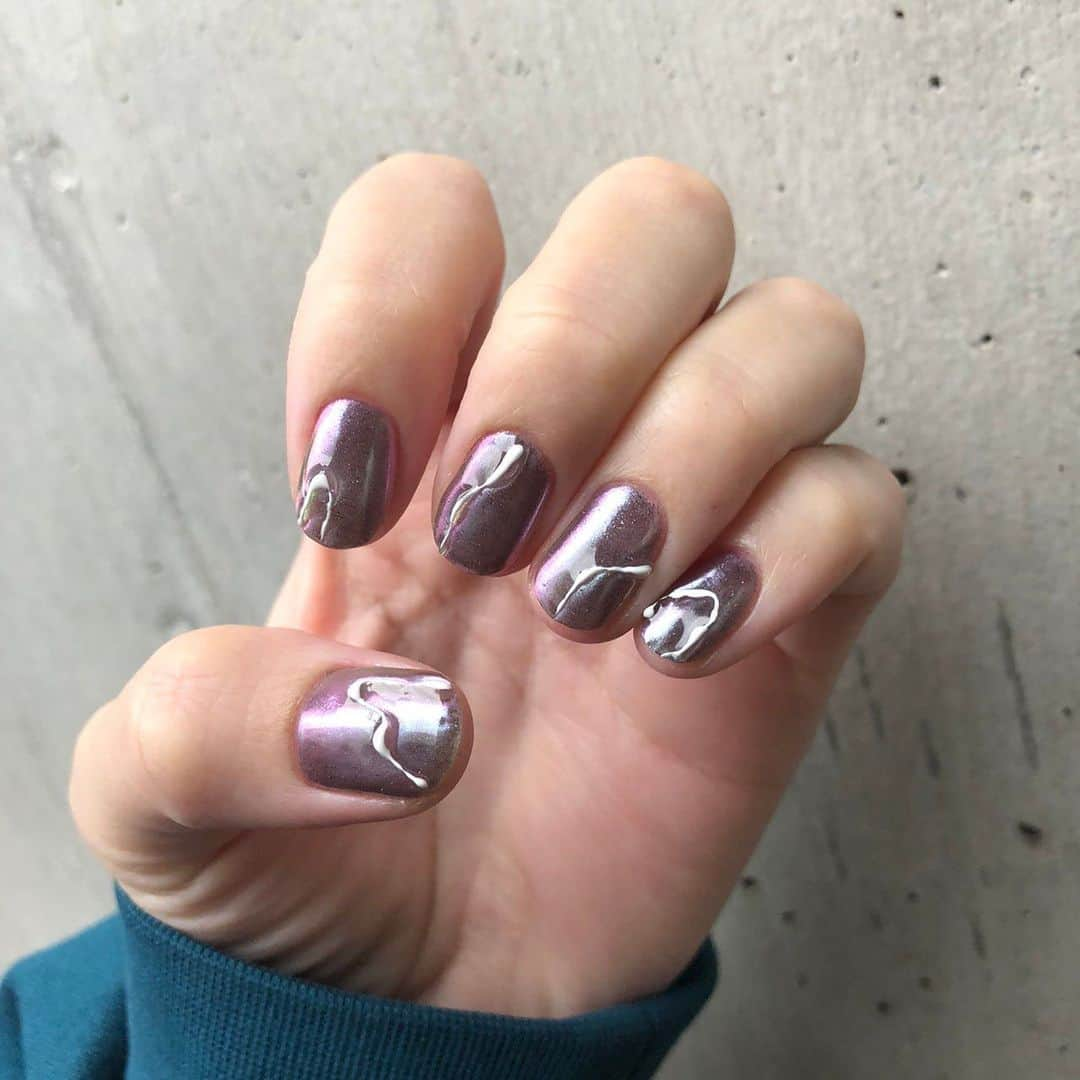 かこさんのインスタグラム写真 - (かこInstagram)「ニューネイル💅ayaさんにめちゃくちゃ素敵なネイルにして頂きました😭✨人差し指はアボカド🥑再現度凄すぎる😭🥑あこはドーナツ🍩 もう毎回めちゃくちゃドストライクのネイルにして頂いて感激🥺ayaさんにしか出来やんネイル🥺ミラーネイルにアレンジして頂いて、右手はギャラクシーみたいな！！好きな色〜🤩❤️爪伸びてほしくない！！ #functionnails  #ネイル #ミラーネイル #食べ物ネイル #アボカド」1月27日 18時26分 - harapeko__kako