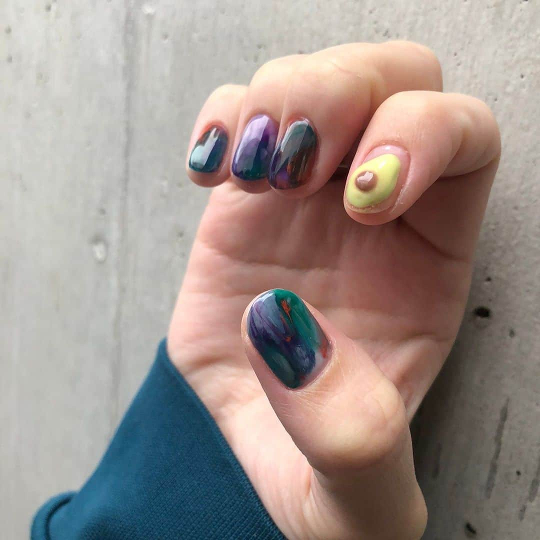 かこさんのインスタグラム写真 - (かこInstagram)「ニューネイル💅ayaさんにめちゃくちゃ素敵なネイルにして頂きました😭✨人差し指はアボカド🥑再現度凄すぎる😭🥑あこはドーナツ🍩 もう毎回めちゃくちゃドストライクのネイルにして頂いて感激🥺ayaさんにしか出来やんネイル🥺ミラーネイルにアレンジして頂いて、右手はギャラクシーみたいな！！好きな色〜🤩❤️爪伸びてほしくない！！ #functionnails  #ネイル #ミラーネイル #食べ物ネイル #アボカド」1月27日 18時26分 - harapeko__kako