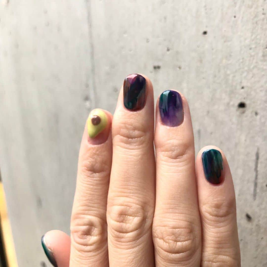 かこさんのインスタグラム写真 - (かこInstagram)「ニューネイル💅ayaさんにめちゃくちゃ素敵なネイルにして頂きました😭✨人差し指はアボカド🥑再現度凄すぎる😭🥑あこはドーナツ🍩 もう毎回めちゃくちゃドストライクのネイルにして頂いて感激🥺ayaさんにしか出来やんネイル🥺ミラーネイルにアレンジして頂いて、右手はギャラクシーみたいな！！好きな色〜🤩❤️爪伸びてほしくない！！ #functionnails  #ネイル #ミラーネイル #食べ物ネイル #アボカド」1月27日 18時26分 - harapeko__kako