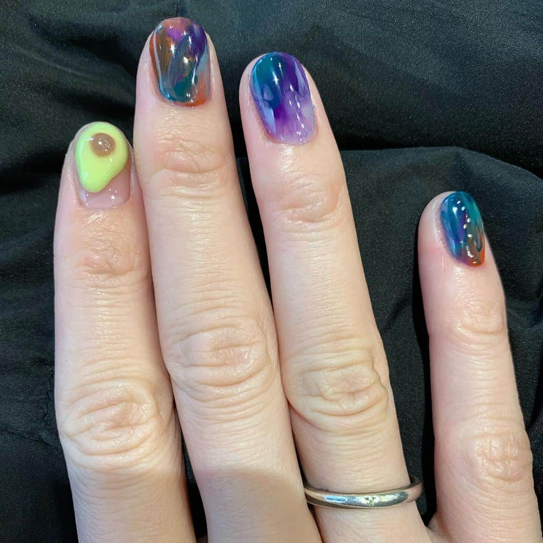 かこさんのインスタグラム写真 - (かこInstagram)「ニューネイル💅ayaさんにめちゃくちゃ素敵なネイルにして頂きました😭✨人差し指はアボカド🥑再現度凄すぎる😭🥑あこはドーナツ🍩 もう毎回めちゃくちゃドストライクのネイルにして頂いて感激🥺ayaさんにしか出来やんネイル🥺ミラーネイルにアレンジして頂いて、右手はギャラクシーみたいな！！好きな色〜🤩❤️爪伸びてほしくない！！ #functionnails  #ネイル #ミラーネイル #食べ物ネイル #アボカド」1月27日 18時26分 - harapeko__kako