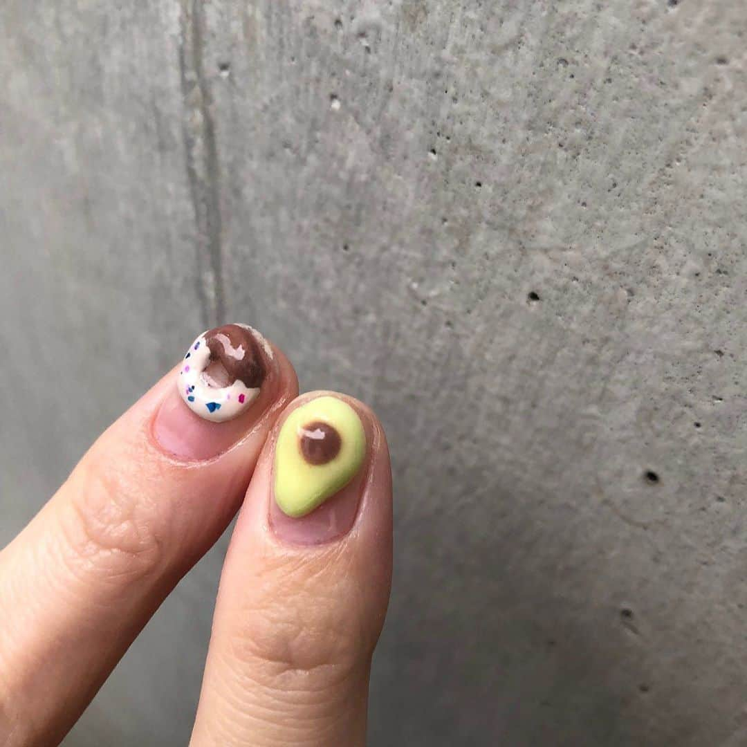 かこさんのインスタグラム写真 - (かこInstagram)「ニューネイル💅ayaさんにめちゃくちゃ素敵なネイルにして頂きました😭✨人差し指はアボカド🥑再現度凄すぎる😭🥑あこはドーナツ🍩 もう毎回めちゃくちゃドストライクのネイルにして頂いて感激🥺ayaさんにしか出来やんネイル🥺ミラーネイルにアレンジして頂いて、右手はギャラクシーみたいな！！好きな色〜🤩❤️爪伸びてほしくない！！ #functionnails  #ネイル #ミラーネイル #食べ物ネイル #アボカド」1月27日 18時26分 - harapeko__kako