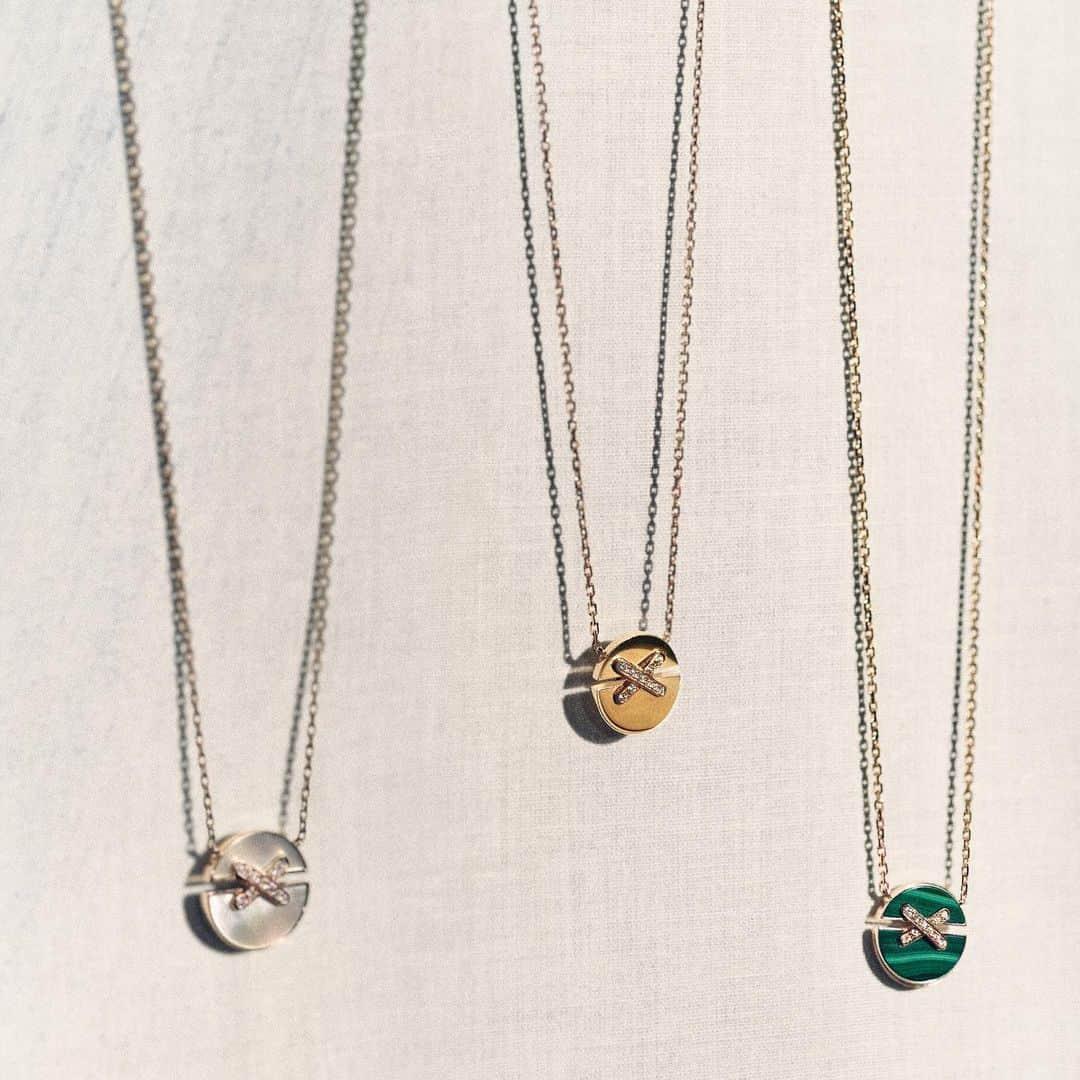 Chaumetさんのインスタグラム写真 - (ChaumetInstagram)「Mark life’s special moments with our joyful Jeux de Liens Harmony talismans. A precious gift to treat a loved one or yourself. #Chaumet #StoriesofLiens #ChaumetLiens #JeuxdeLiens」1月27日 18時28分 - chaumetofficial