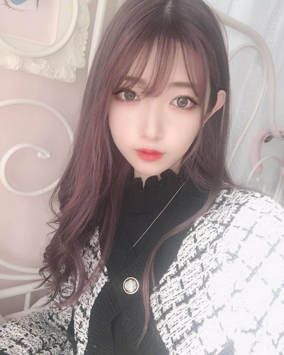 れみぱんのインスタグラム：「自分に似合うスタイルを意識して生きてみよう2021👶🏻 : : : #パーソナルカラー #ブルベ冬 #骨格ウェーブ #ソフトエレガント #顔タイプ診断 #骨格診断 #ヘアカラー #ヘアカラーパープル #ブリーチカラー #メイク #韓国ファッション #韓国メイク #中華メイク #ビジョビ #タートルネック #タートルネックコーデ #オルチャンファッション #オルチャンヘア #オルチャンメイク #makeup #hairstyle #haircolor #japanesegirl #fashion #ootd #粉我 #照片 #메이크업 #일본 #얼스타그램」