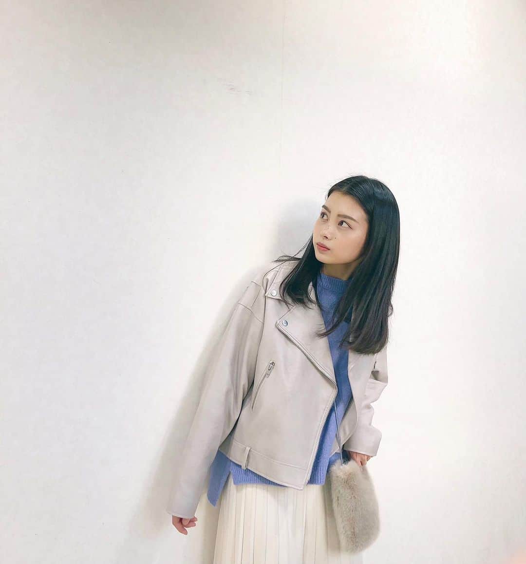 林穂乃花のインスタグラム：「. 1番見てほしいのは、バッグˎˊ˗  私が作ったの𓂃𓈒𓏸 夏は、ビーズにハマって。 冬は、ミシンにハマってます ❄︎ 4枚目はすごく楽しそう、わはははは𓈒𓏸𓐍 . .  #오늘코디 #일안 #데일리룩 #데일리 #데일리코디 #오오디티 #오늘코디 #ライダース #ライダースコーデ #ニットスカート #ニットコーデ」