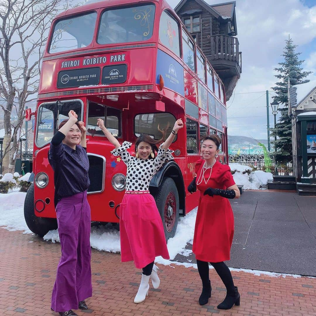 舞香さんのインスタグラム写真 - (舞香Instagram)「札幌の白い恋人パーク⛄️  ピロたん @hirokoknk2  須田ちゃん @ai_suda0421  と一緒に♡  初めて来たよ♫ かわいいスポットがたくさんでトキメキました✨  カッコいい写真を撮りたかったけど、映えとは何かがわからなくなりとにかくはしゃぐ三人😀  寒い中、こんな大人達の写真をたくさん撮ってくれる優しいさっちゃん @oh__sacchan   白い恋人パークは、お菓子作り体験や謎解きゲームもあって、大人から子供まで楽しめる札幌オススメ観光スポットです⛄️ @shiroikoibitopark   #白い恋人パーク  #札幌旅行  #札幌観光スポット  #ロンドンバス  #札幌  #maikaland  #札幌観光」1月27日 18時31分 - maika.mahou