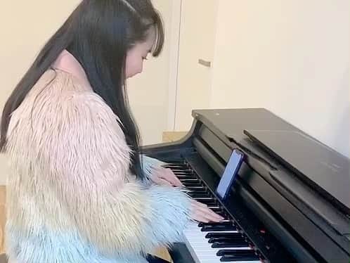 一岡杏奈のインスタグラム：「ピアノ練習🎼.•*¨*•.¸¸♬🎶 絢香/三日月 地道に頑張る🔥  #ピアノ練習  #Bloodye #一岡杏奈 #絢香 #三日月」