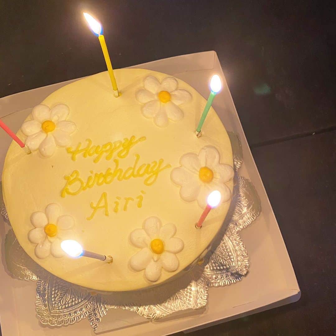 末次愛梨のインスタグラム：「こんな可愛いケーキ…😔💛 黄色選んでくれるとこさすがすぎる！！ 大好きな友達にお祝いしてもらえて 幸せすぎてしばらく余韻に浸る😇 あ〜毎日誕生日がいい〜〜！！笑  1/26で27歳になりました😙‼️  #생일케이크#センイルケーキ#デコレーションケーキ」