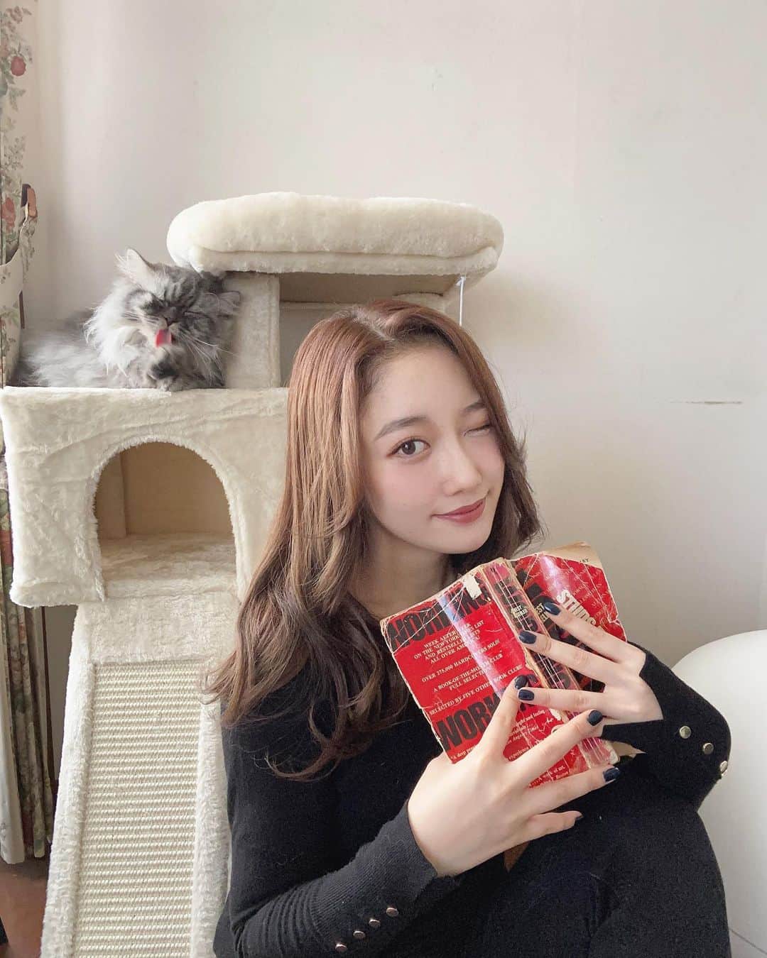 のインスタグラム：「ぽっちゃんの隣でお父さんにかりた本読む日課📕(ボロボロ笑) 1枚目のぽっちゃんの顔が愛おしい🥺❤️」