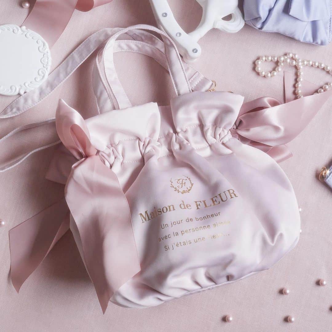 のインスタグラム：「. Maison de FLEUR おすすめアイテム💐 . ランチにもぴったり！ . サイドリボントートバッグが 全国ショップ、公式通販ストライプクラブ、 ZOZOTOWNにて大好評販売中です！ . 2021年春の新色も登場✨ 裏地も花柄で可愛いアイテム♪ . サイドのレースアップがポイント🎀 プレゼントにもピッタリなアイテムです。 . ※公式通販ストライプクラブ、ZOZOTOWNでは一部カラーが完売中です . <商品詳細> ♦︎Side Ribbon Tote Bag Lavender/Rose/Navy/Black H21cm×W36cm×D15cm ¥4,990＋tax . . #maisondefleur #メゾンドフルール #basic #ribbon #bag #gift #present #restock #ベーシック #人気アイテム #リボン #バッグ #サイドリボン #バッグの中身 #ギフト #プレゼント #リボントートバッグ #リボントートバッグ .」