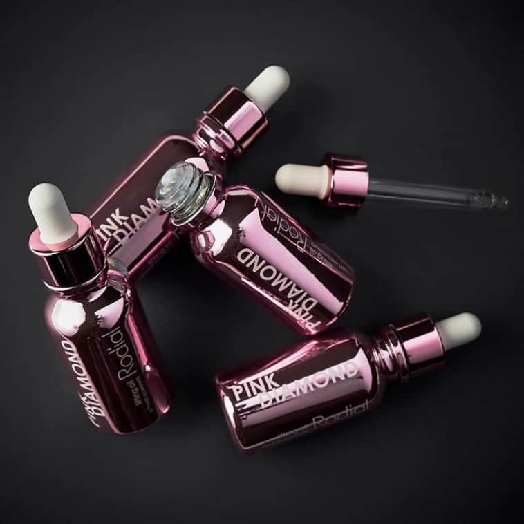 ロディアル Rodial Japanのインスタグラム：「「ピンクダイヤモンド フェイスオイル」 ⠀ ⠀ ⠀ ロディアルの特徴的な成分「ダイヤモンドパウダー」と先端のツヤ肌成分「ブライト オレオアクティフ」配合の濃密なテクスチャーのフェイスオイル。 ⠀ ⠀ 柔らかな肌に整えてくれる「スイートアーモンドオイル」、 保水力に優れた「マシュマロー」や、安定性の高い「ビタミンC誘導体」を独自の処方でブレンド。 ⠀ ⠀ お肌にのせた瞬間スッと吸い込まれるような馴染みのよさで、使うたび弾むようなハリを与え、明るい印象に導きます。 ⠀ ⠀ また、オールインワンとしても使用いただけ、1品で化粧水、美容液、乳液、デイクリーム、ナイトクリーム、化粧下地の6役を兼ねます。 ⠀ ⠀ ⠀ 〈ご使用方法〉 毎朝晩、1, 2滴を手にとり、化粧水、美容液、クリームの後に顔から首元にかけて全体に丁寧になじませます。 ⠀ ⠀ オールインワンオイルとして使用する場合は、毎朝晩、洗顔後の清潔な肌へ1, 2滴ほどを手に取り、顔から首元にかけて全体に丁寧になじませます。 ⠀ ⠀ 化粧下地と混ぜて使って頂く場合は、下地の伸びがとても良くなります。よりツヤ感がある肌に仕上がります。 ⠀ ⠀ ▼お悩み・効果▼ 【ハリ・弾力】【ツヤ】【引きしめ】 ⠀ ⠀ ⠀ ⠀ ピンクダイヤモンド フェイスオイル(30mL) ¥17,600(税込) ⠀ ⠀ ⠀ ========================== ⠀ ◆ Online Exclusive　◆ ⠀ 全商品【10％OFF】クーポン ⠀ ▼───────────────▼ クーポンコード：stayhome ▲───────────────▲ ⠀ ※ご購入の際クーポンコード入力欄にご入力ください ※2021年2月7日(日)迄 ※他クーポンとの併用不可 ※期間中何度でもご使用可能 ⠀ ========================== ⠀ ⠀ ⠀ お得になるこの機会に、是非お試しくださいー。」