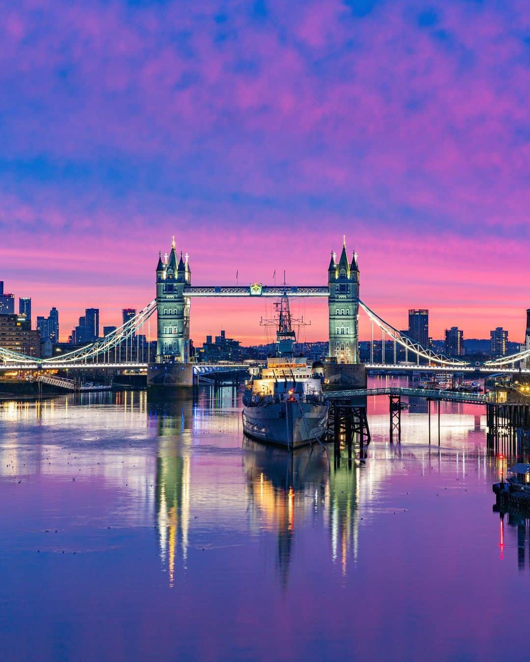 @LONDON | TAG #THISISLONDONさんのインスタグラム写真 - (@LONDON | TAG #THISISLONDONInstagram)「🌇 Epic #TowerBridge sunrise from @sebastianjphotography! The winter sun is such a treat! 🥰🔥🌅  ___________________________________________  #thisislondon #lovelondon #london #londra #londonlife #londres #uk #visitlondon #thames #londonbridge #morelondon #hmsbelfast #british #🇬🇧」1月27日 18時47分 - london