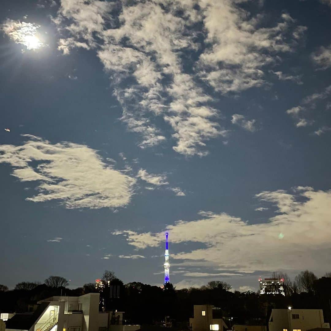 hotelgraphynezuさんのインスタグラム写真 - (hotelgraphynezuInstagram)「言葉がありません。🌕⁠⠀ @hotelgraphynezu ⁠⠀ --------------------------⁠⠀ No words. 🌕⁠⠀ @hotelgraphynezu ⁠⠀ --------------------------⁠⠀ #hotelgraphy#hotelgraphynezu⁠⠀ #ホテルグラフィー#ホテルグラフィー根津⁠⠀ #tokyowalk#yanaka#taitoku#ueno#tokyolife#tokyojapan#lifeintokyo#japan_photo#japantrips#rooftop#fullmoon#january27th#nofilter⁠⠀ #東京散歩#東京ライフ#東京生活#東京観光#台東区#上野#谷根千#根津#谷中#下町#屋上#満月#1月27日」1月27日 18時40分 - hotelgraphy_nezu