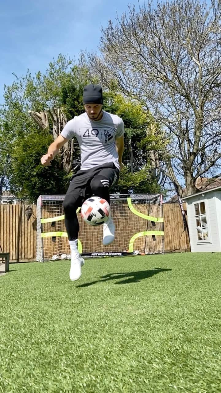 F2Freestylersのインスタグラム：「Nice easy skill for you guys to learn. 😁🙌🏻」