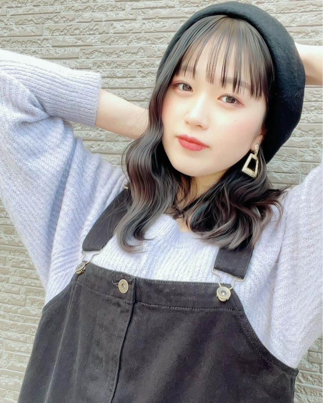 ミユフィーヌ（REVERBEE）のインスタグラム：「Keep  smiling😆🤍 #サロペット #ベレー帽 #パープル #ウェーブ巻き」