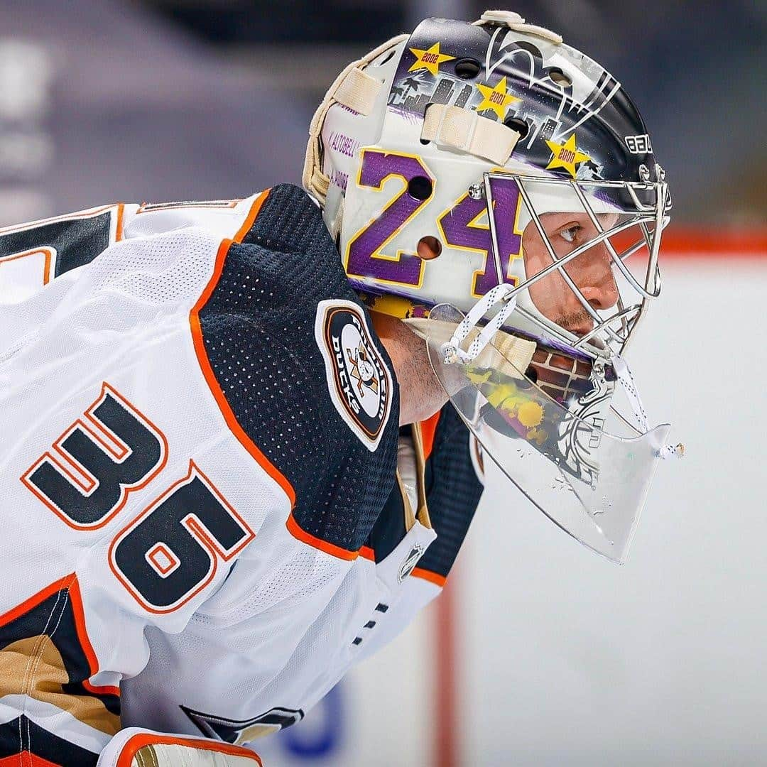 NHLさんのインスタグラム写真 - (NHLInstagram)「John Gibson honored the late Kobe Bryant on his way to a 31-save shutout last night. 💛 (📷 @anaheimducks)」1月28日 5時35分 - nhl