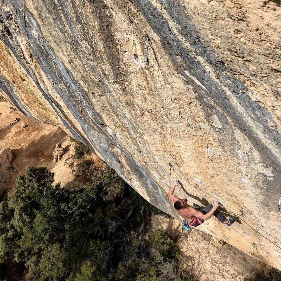 イェルネイ・クルーダーのインスタグラム：「I'm not sure if it's easier to climb something in Spain or get back from there? 🤔 Step by step I'm coming closer to my home with such tick list: - Pal publico 8c (@anghelobernalquintero 📷), - La bongada/Rodellar 8b/b+, - Ventus de banyola 8b (os), - Camino a la perdicion 8a+ (os), - No chain, no gain 8a (os), - Cerdo iberico 8a (os), - El oferon 8a (os), - Pinche juleta 8a (os), - UNKNOWN 8B FB (Mont roije), - Smash the hole 8B FB, - UNKNOWN 8A FB (Mont roije)  Once again, thanks to everybody who helped me out in these awkward situations and to be there as a climbing partners and good company 🙏🏻. __________________ @scarpaspa @ocun.climbing @vibram @snowmonkey」