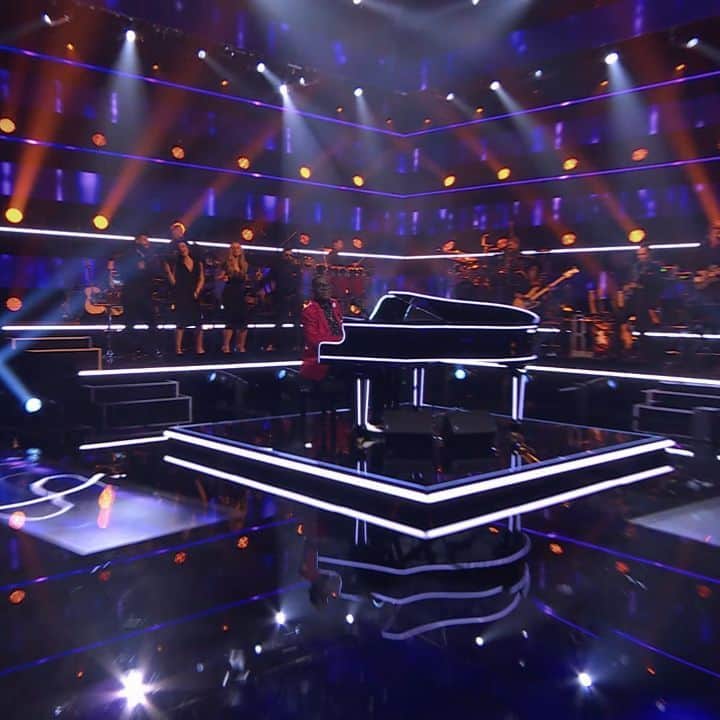 ランディ・ジャクソンのインスタグラム：「Ya'll tonight tho 😂 two words: hulahoops and burlesque 🥳 make sure to watch @namethattunefox to join in on all the fun we had this episode!」