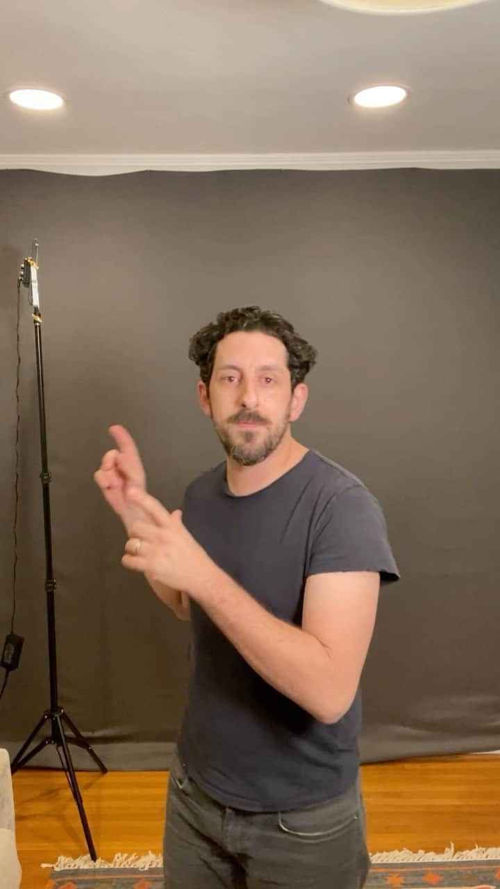 アダム・シャピロのインスタグラム：「This is a quick tutorial for all actors who are in a film that has a screening and are invited down to join the Q&A afterwards but don’t have a big enough part to get asked any questions! Some really great tips here...」