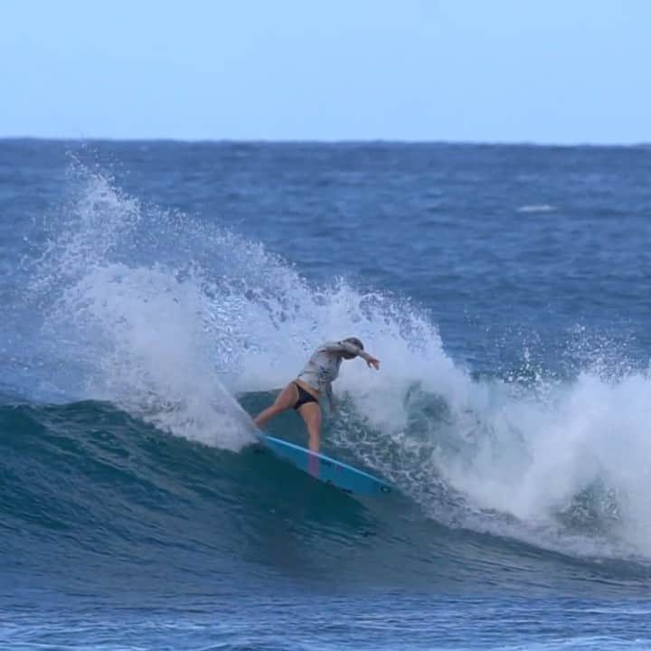 レイキー・ピーターソンのインスタグラム：「Always a fun time on my @cisurfboards grovler... Can you guess the model?」