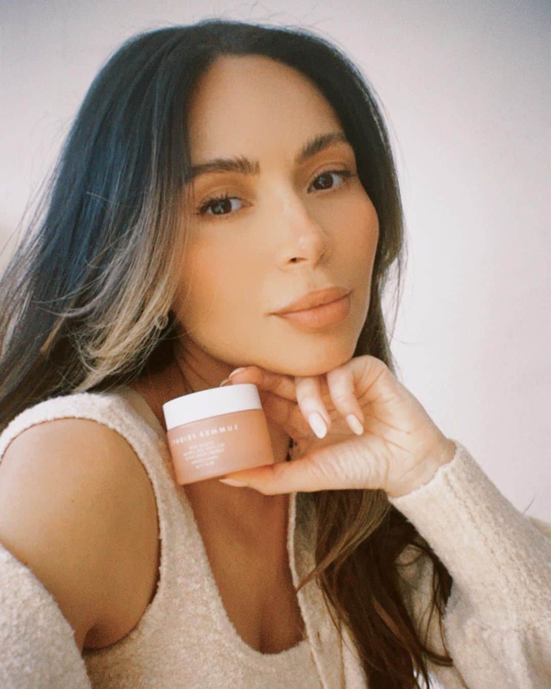 Marianna Hewittのインスタグラム：「my @summerfridays morning skincare routine ☕️  • super amino gel cleanser • cc me vitamin c serum • cloud dew oil-free + fragrance free gel cream moisturizer • + an SPF」