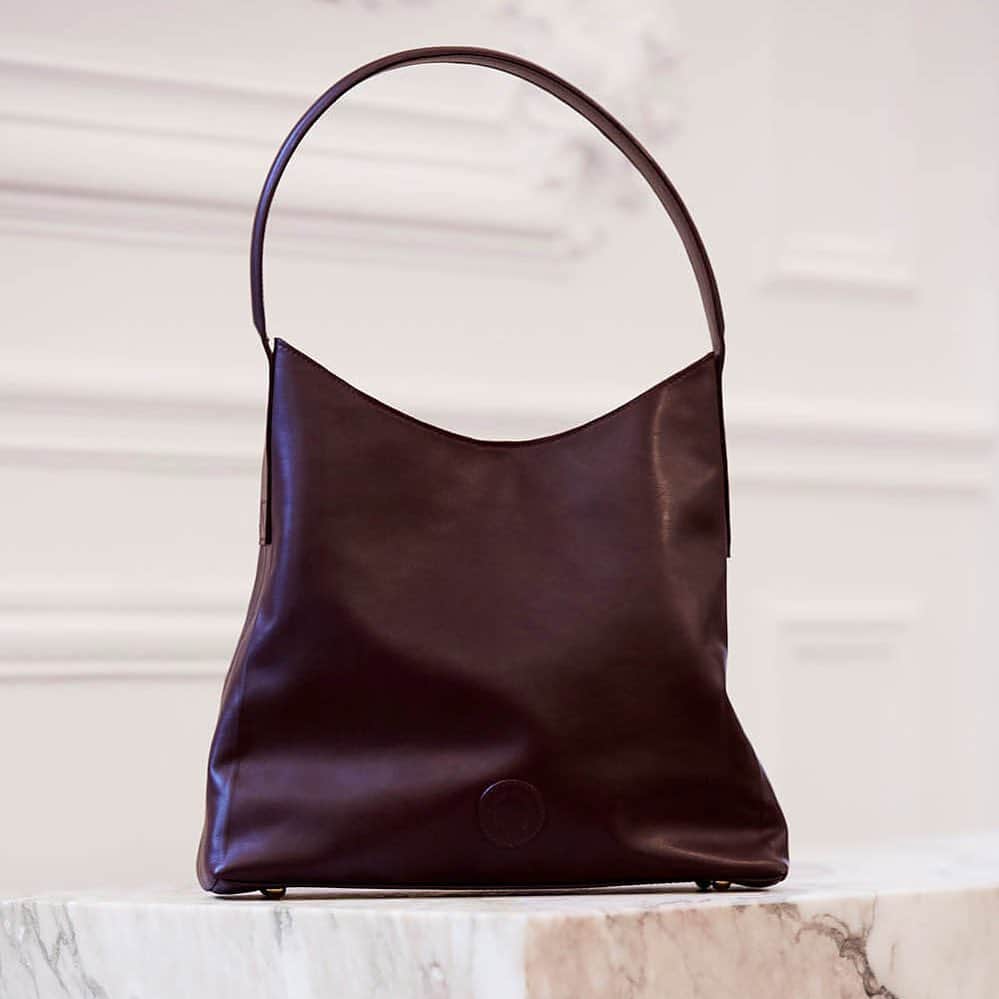 イネスドゥラフレサンジュのインスタグラム：「Nouveaux sacs Léonore  Née d'une demande d'Ines elle-même, une toute nouvelle famille de sacs-cabas 100% cuir disponibles en ligne et en boutiques. — The new Léonore bags Request from Ines herself, a brand new family of Bags in 100% leather available online and in stores.  www.inesdelafressange.fr  #inesdelafressangeparis #inesdelafressange」