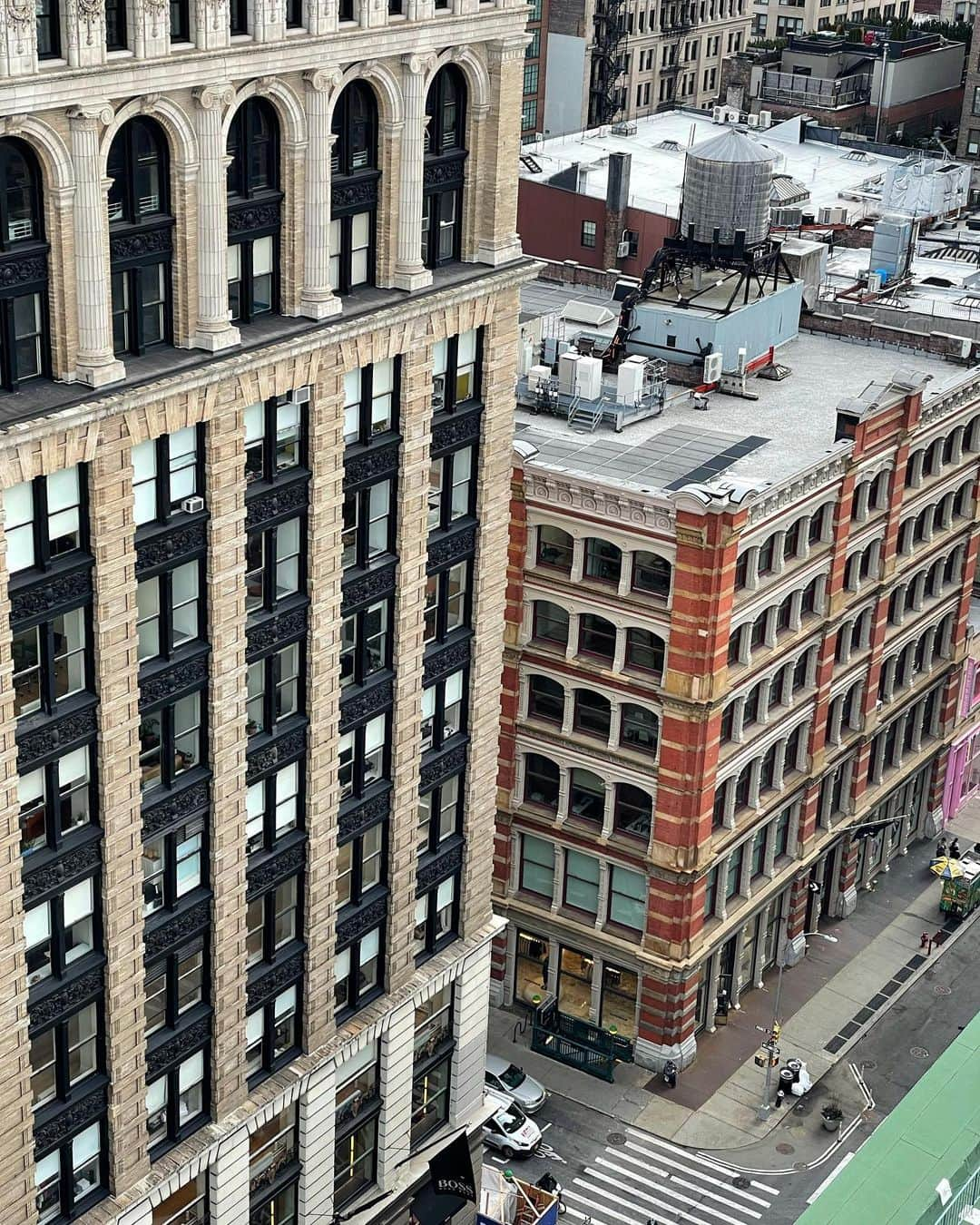 ヨハネス・ヒューブルさんのインスタグラム写真 - (ヨハネス・ヒューブルInstagram)「Roofs and views over SoHo #everChanging」1月28日 4時22分 - johanneshuebl