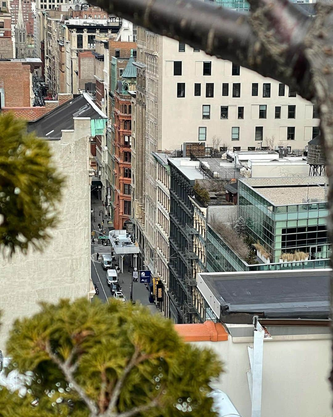 ヨハネス・ヒューブルさんのインスタグラム写真 - (ヨハネス・ヒューブルInstagram)「Roofs and views over SoHo #everChanging」1月28日 4時22分 - johanneshuebl