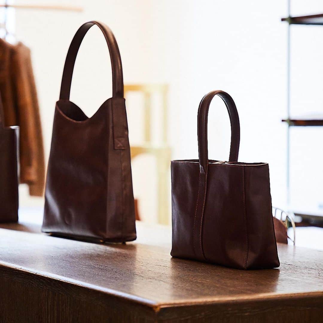 イネスドゥラフレサンジュのインスタグラム：「Nouveaux sacs Léonore  Née d'une demande d'Ines elle-même, une toute nouvelle famille de sacs-cabas 100% cuir disponibles en ligne et en boutiques. — The new Léonore bags Request from Ines herself, a brand new family of Bags in 100% leather available online and in stores.  www.inesdelafressange.fr  #inesdelafressangeparis #inesdelafressange」