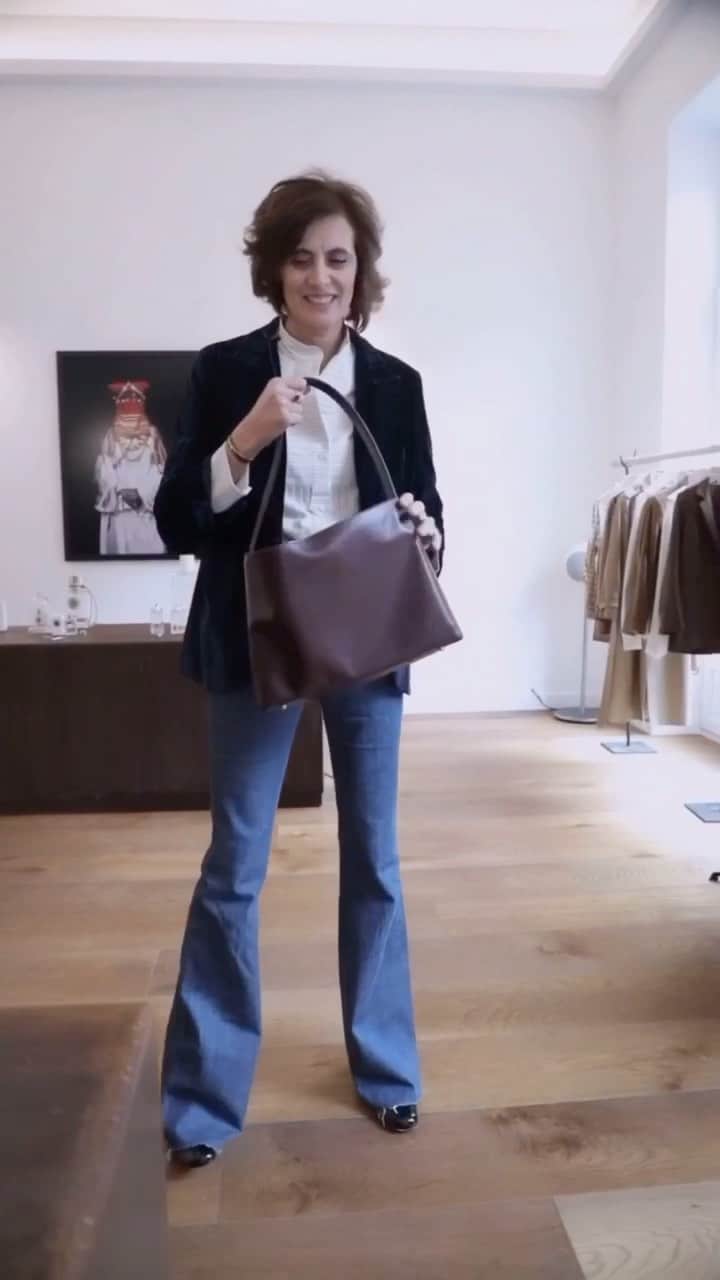 イネスドゥラフレサンジュのインスタグラム：「Nouveaux sacs Léonore  Née d'une demande d'Ines elle-même, une toute nouvelle famille de sacs-cabas 100% cuir disponibles en ligne et en boutiques. — The new Léonore bags Request from Ines herself, a brand new family of Bags in 100% leather available online and in stores.  www.inesdelafressange.fr  #inesdelafressangeparis #inesdelafressange」