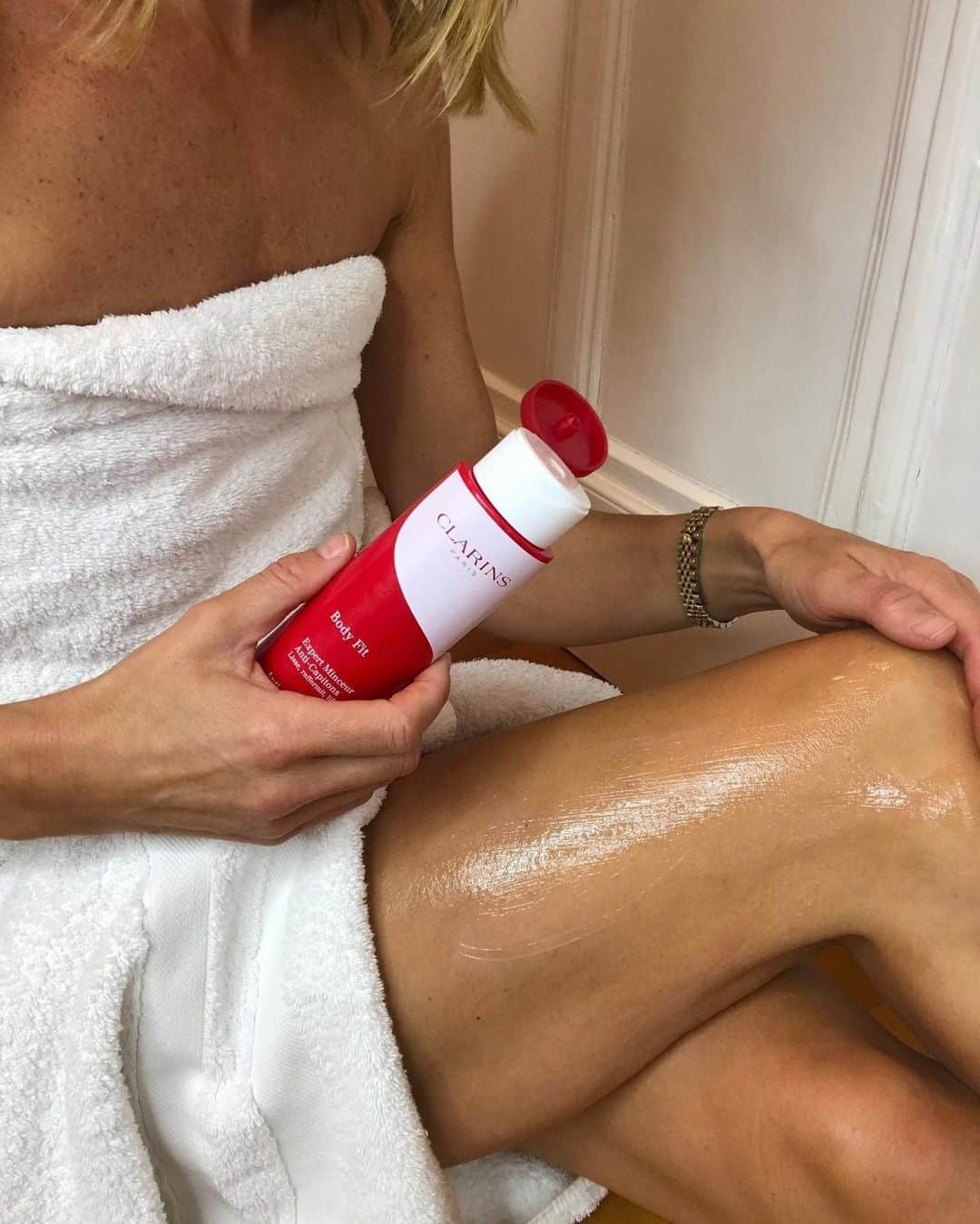 ClarinsUKさんのインスタグラム写真 - (ClarinsUKInstagram)「"The @clarinsuk virtual consultation allowed me to understand what body treatments are available and how they can help me to gain a greater sense of well-being" @ladyofthemanor77  Taking time out for self-care has never been more valuable ❤️ Our team are on hand to offer complimentary skin care consultations over at our Virtual Boutique. Click the link in our Instagram bio to get in touch!  #Clarins #VirtualBoutique #VirtualConsultation #SelfCare」1月28日 4時30分 - clarinsuk