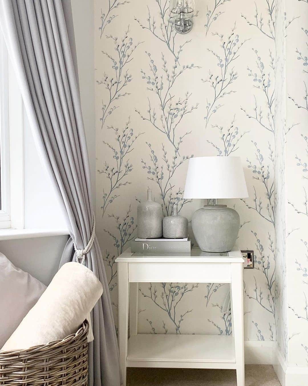 ローラアシュレイのインスタグラム：「Simple but striking, the Pussy Willow print is a contemporary take on florals. This clean and fresh sprig design brings a touch of the outside in, and will be joining our selection of signature prints returning for spring 2021.   #LauraAshleyPrints  📷 by @home.with.lily, @hertfordshireliving, @claireminawhite, @catkin_cottage」