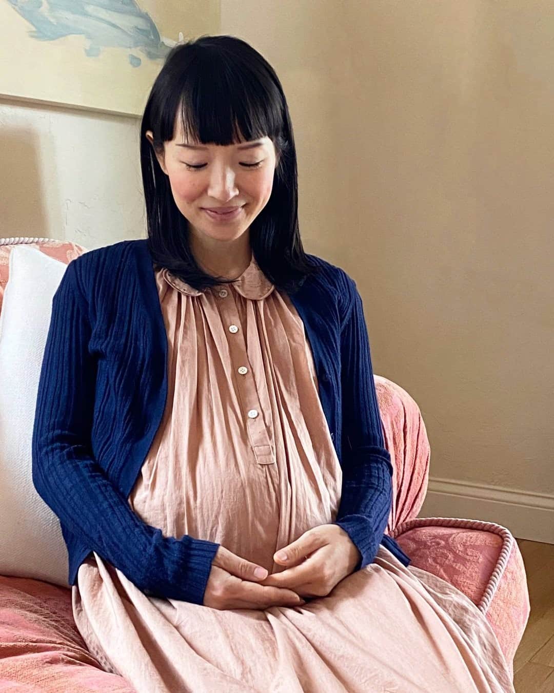 近藤麻理恵のインスタグラム：「I have some news! Another bundle of joy on the way. 💖」