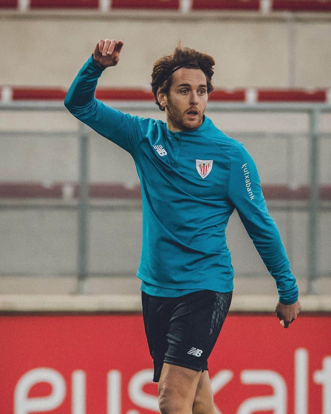 イバイ・ゴメスのインスタグラム：「¿Quién tiene ganas de Copa? 🤟🏼 Preparados para estos octavos de final 🧠  ¡Vamos a por ello! Aupa @athleticclub ! 🦁🔴⚪️」