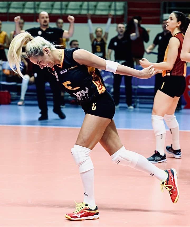 のインスタグラム：「#cevcup yarı finaldeyiz...💛❤️ seviniyor muyum kolbastı mı oynuyorum belli değil😂」