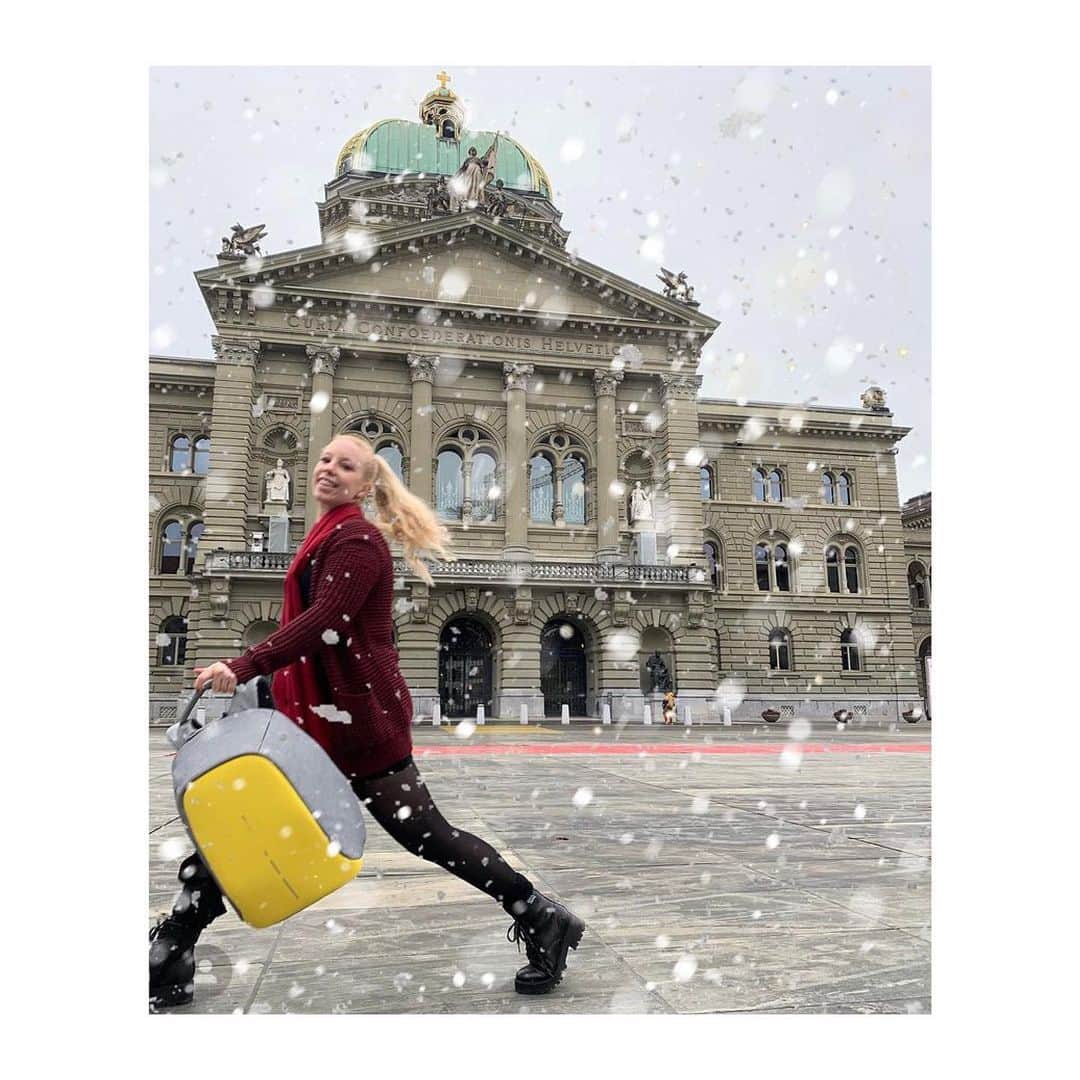XD Designのインスタグラム：「Céline @miss.celine.love with her Bobby Compact ~ Primrose Yellow in #Switzerland 💛❄️⠀⠀⠀⠀⠀⠀⠀⠀⠀  ⠀⠀⠀⠀⠀⠀⠀⠀⠀ ⠀⠀⠀⠀⠀⠀⠀⠀⠀ ⠀⠀⠀⠀⠀⠀⠀⠀⠀ ⠀⠀⠀⠀⠀⠀⠀⠀⠀  ⠀⠀⠀⠀⠀⠀⠀⠀⠀  ⠀⠀⠀⠀⠀⠀⠀⠀⠀  #MadeforModernNomads ✨ • • • #xddesign #xddesignbackstory #xddesignbobby #bobbybackpack #latopbag #bobbycompact #antitheftbag #schoolbag #antitheftbackpack #travellifestyle #photooftheday #modernnomad #gotyourback #keepexploring #journey #stayconnected #travelbuddy #travelgear #digitalnomad #global_people #travelsafe #digitalnomadlife #gearbag #thetraveltag #smartbag #smarttravel #primroseyellow #bundeshaus」