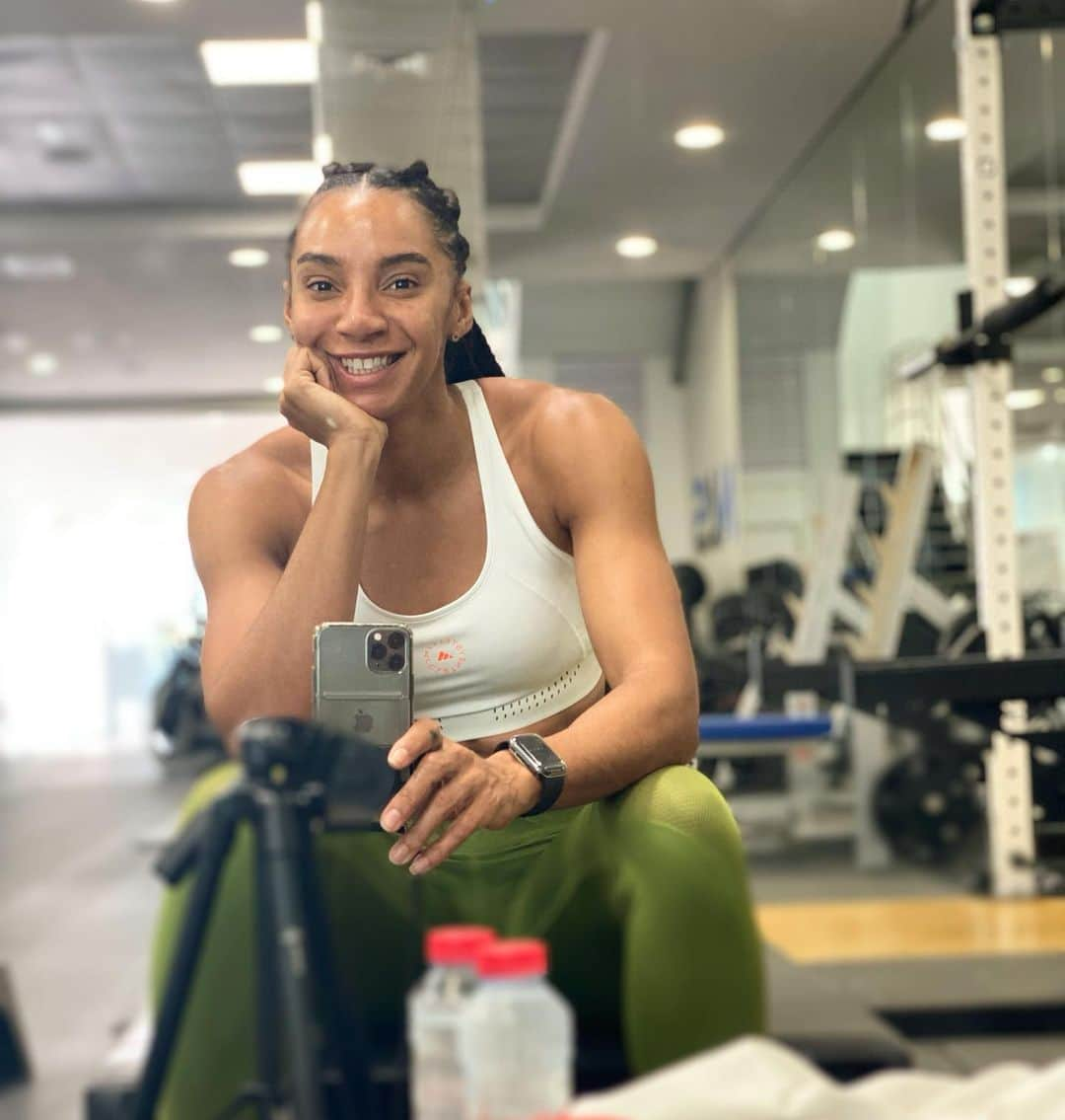 アシュリー・ネルソンのインスタグラム：「You know when your mum texts you like “ How are you darling ?” And instead of texting back you just send a picture .....   Anyone else do that???  #happy #athlete #gym #womenwholift #gymmotivation #mum #love #loveyou #dxb #dxbfitness」