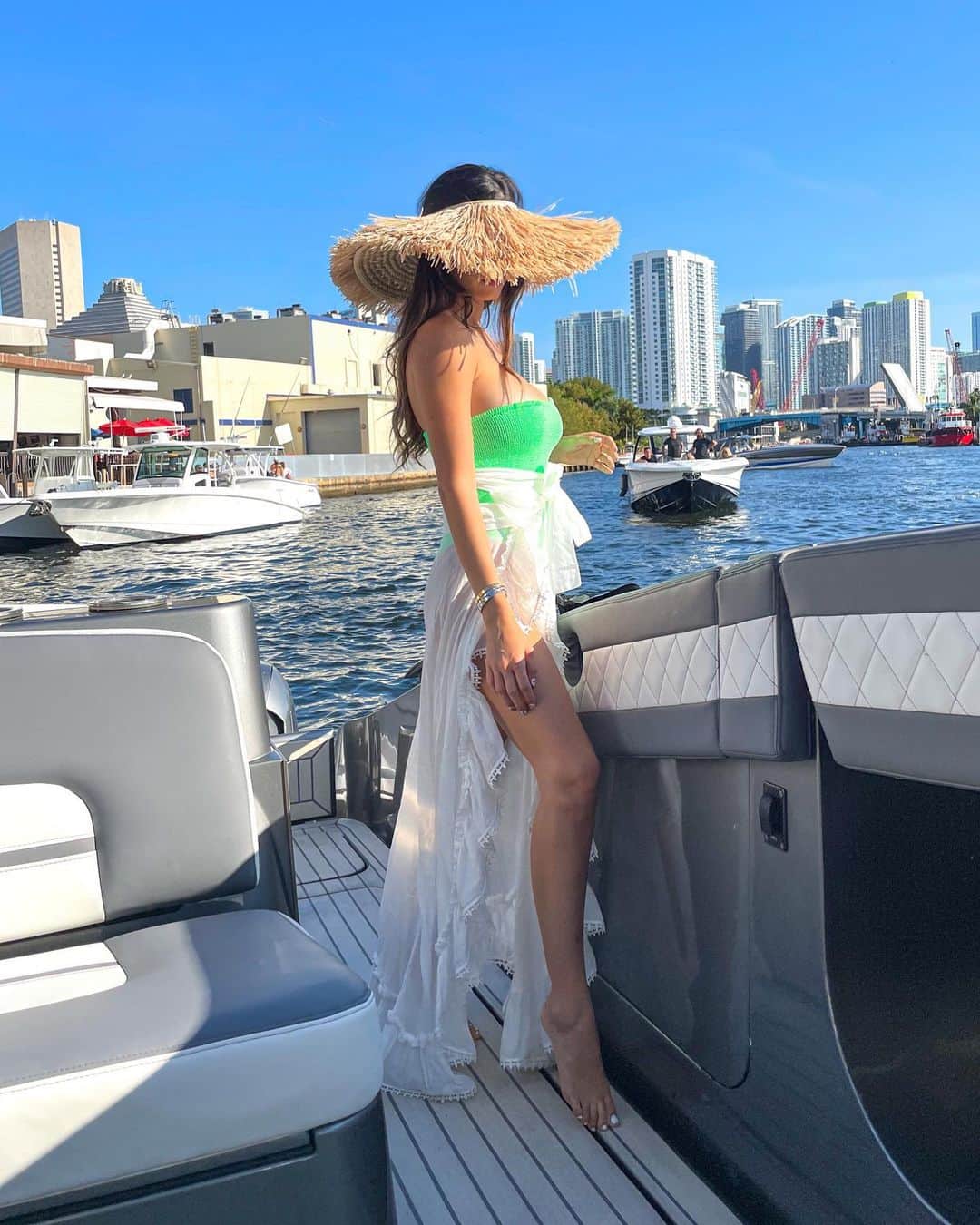 Alexandra M Rodriguezのインスタグラム：「Good vibes, good life! Hubby’s birthday boating outfit 😍💚 Hat @cultgaia  Skirt @giselestbarth Swim by me💚」
