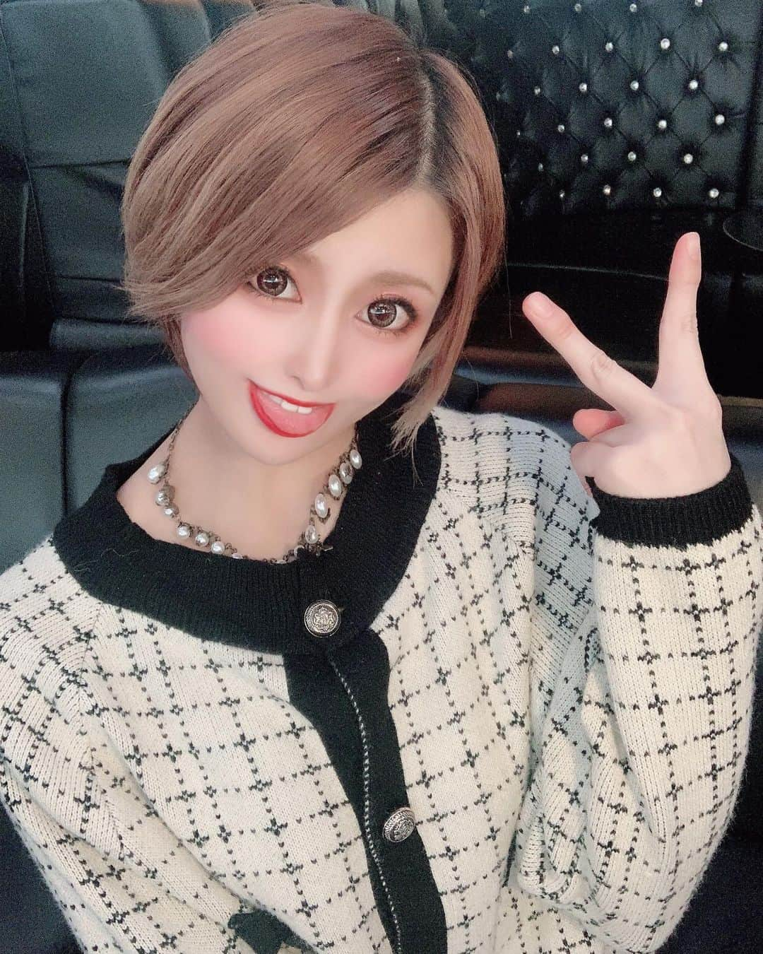 うららのインスタグラム：「昨日は営業、アフター配信、ありがとうございました❤ 沢山のrion.ドリンク.本当にありがとう🥺💋 今は時間早い1部でしか営業できなくて苦しい時期で、凄い寂しかったりします…😢 でも配信で初めて繋がれた方がいたり、元気出たから明日もお仕事頑張れるって言ってくれたり、自粛終わったら会いに行くねって言ってくれたり、私も頑張ろ超頑張ろってなってて、心の支えです🥰  今日は私はお休みですが、公式アカウントでshowの配信やってるで皆見てね😎✨  . . . #バーレスク大阪 #バーレス東京 #burlesque #北新地 #showpub #うらら #dancer #singer #キャバ嬢 #ホスト #モデル #cute #ポールダンス #アイドル #ギャル  #パリピ #gogodancer #脚フェチ #ビキニギャル #エロ可愛い #可愛い #小悪魔 #インスタ映え #ふぉろーみー #いいね #エンタメ #ショートヘア #インスタライブ #コロナに負けるな」