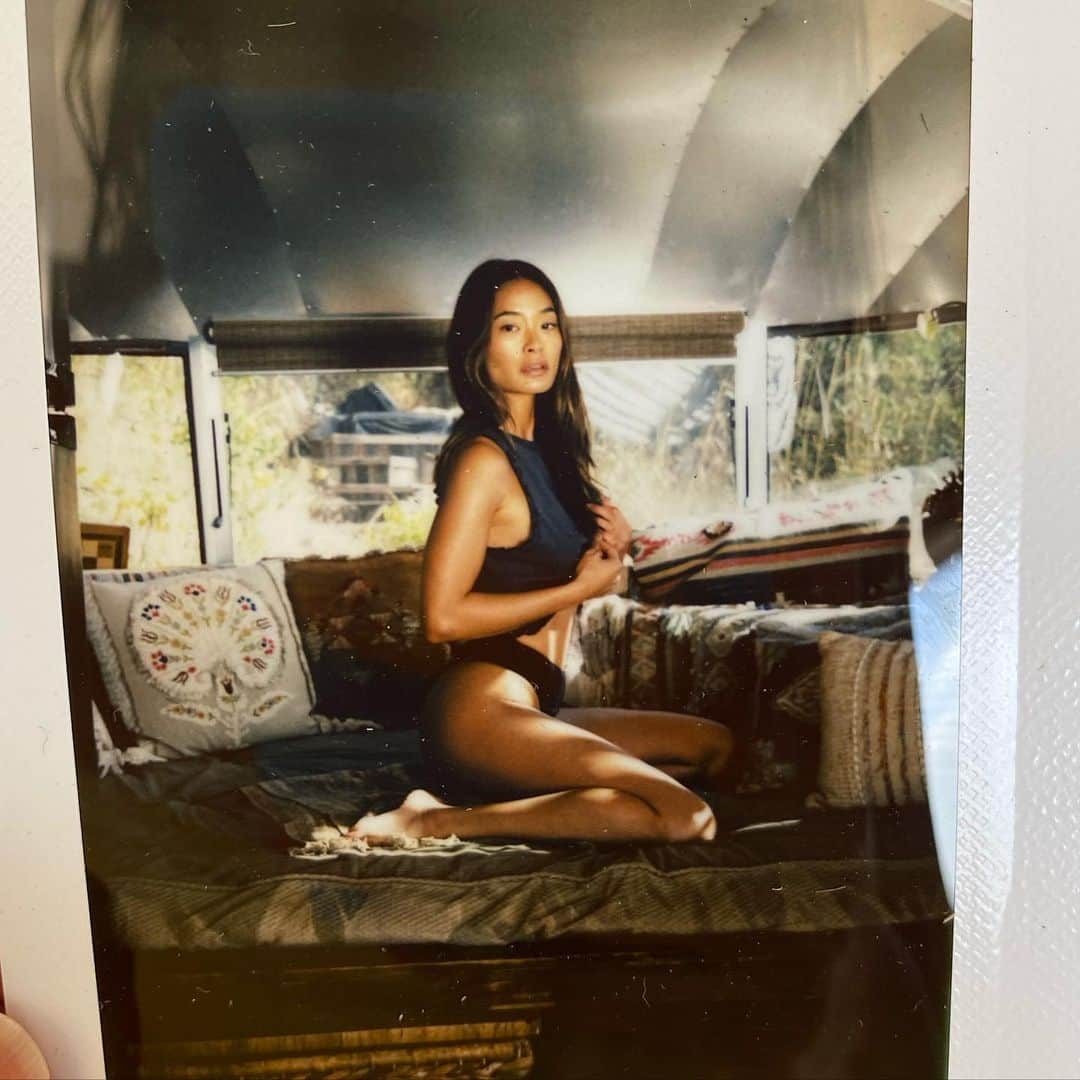 ジェラ・マリアーノのインスタグラム：「Moments on film above the clouds   @jonathanzaoui  @mirandarichardsmakeup」