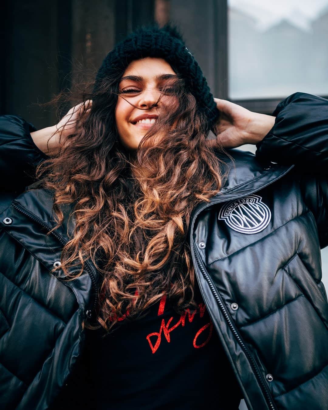 DKNYのインスタグラム：「No winter blues here. #DKNYSTATEOFMIND」