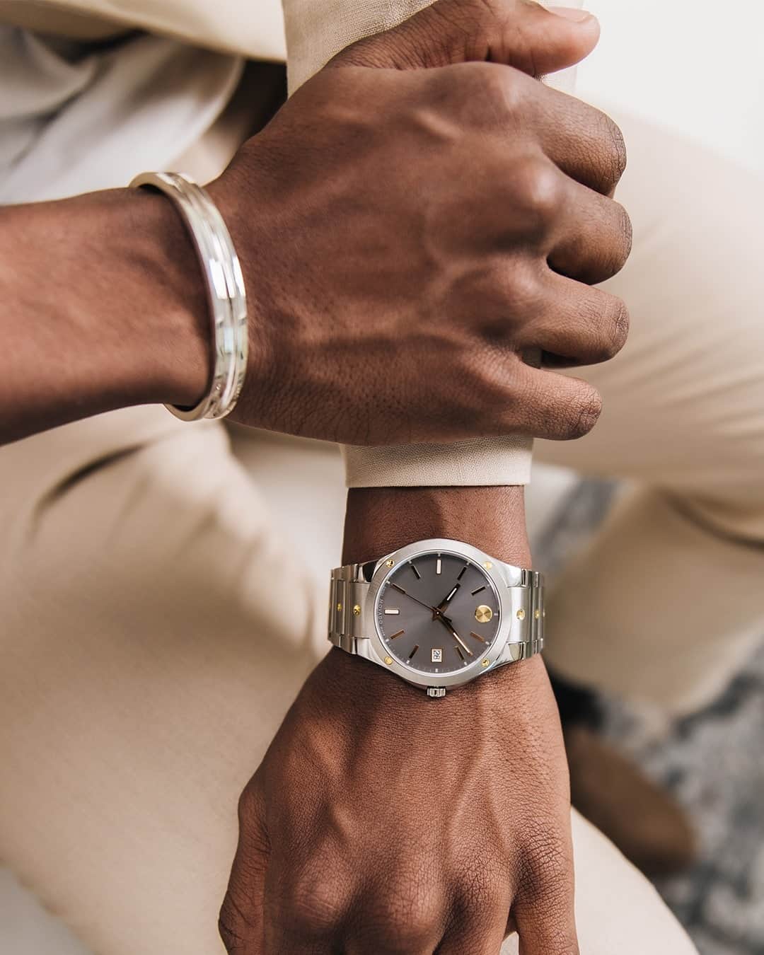 モバードのインスタグラム：「Meet our new sterling-silver men’s cuff-the minimally perfect gift to show him you love him!  Modern design that’s easy to wear featuring black finished contrast dots- a design element inspired by the iconic museum dial’s dot at 12 o’clock. Exclusively available on movado.com. Elevate the look with the innovative #MovadoSE #MovadoJewelry」